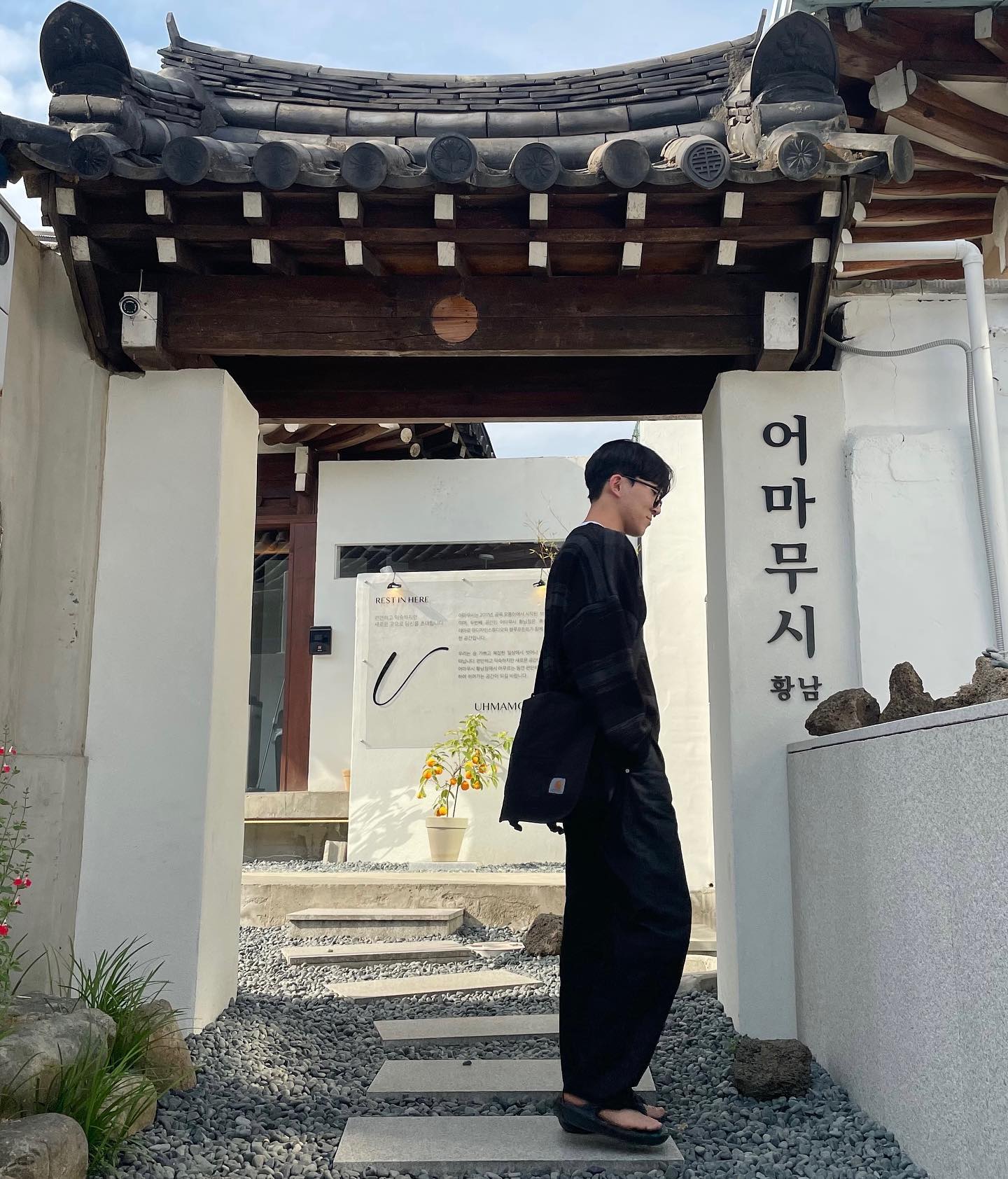 스트라이프 니트를 이용한 올 블랙 룩

#크로스백 #안경코디 #쪼리 #경주카페추천 #대학생룩 #목걸이추천 #니트코디 #스트라이프니트 #올블랙코디 #코디추천 #크로스백코디 #쪼리추천 #목걸이추천