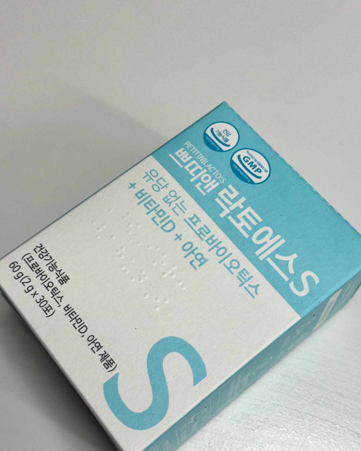 #협찬

유산균 이것저것 먹여보고 정착한 잇템 ‼️
돌아기부터 먹일 수 있는데 지금부터라도 꾸준히 먹여야지!
무엇보다 100억 CFU 프로바이오틱스&비타민D&아연까지 한 번에 챙기는 키즈 유산균이라 이것저것 챙길 필요 없다는거~~

요즘 뭔가 주면 피하고부터 봐서(맛없는거줄까바..) 먼저 기미해봤는데
순하다 곡물맛이네? 하는 생각에 10000% 우주도 좋아할거같았는데
아니나 다를까 원래 먹던 유산균은 쳐다도 안보네..?

아이도 부모도 바쁜 시대에 딱 하루 한 포면 되니까
아주 초초 간단! 물론 이지컷도 초초 간단!!

장관리를 이렇게 쉽게 할 수 있다니 ❤️
쁘띠앤 락토에스 굿굿👍🏻

#협찬 #쁘띠앤 #쁘띠앤유산균 #유당프리유산균 #아기유산균 #키즈유산균 #가족유산균 #장건강 #유산균추천 #키즈유산균추천 #아기유산균추천

petitn_official