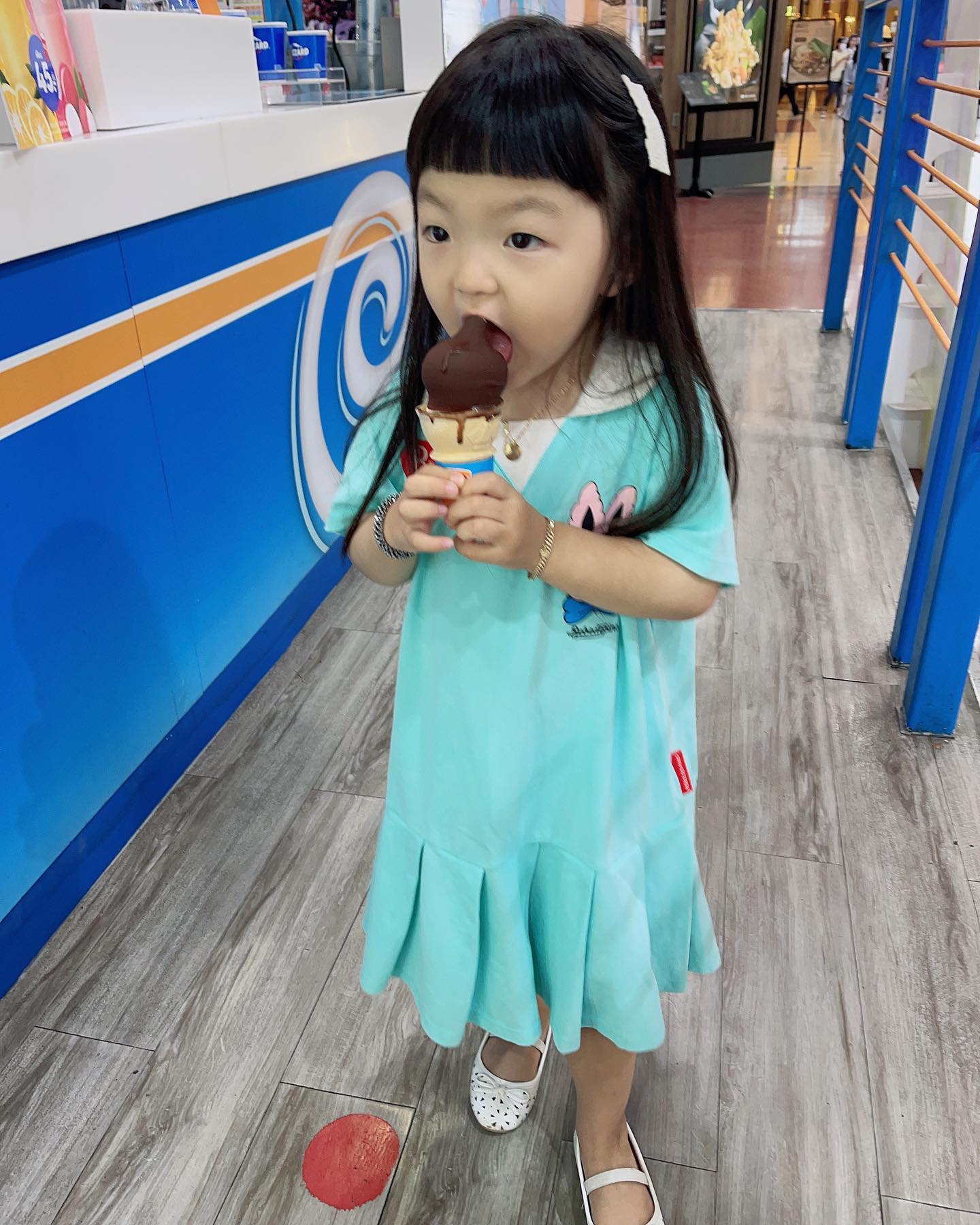 라엘이의 태국일기.🫶🏿

1️⃣너도 좋아하고 나도좋아하는 DQ아슈크림

2️⃣태국은 빨래를 널때 뒤집어서 널더라구요.
 라엘이네는 집청소. 빨래. 설거지를 모두 맡기고있습니다. 

3️⃣4️⃣골프장에 나타난 라엘. 캐디분들이 너무이뻐하셔요. 라엘의 엘 발음이 태국인들이 잘 안되는 발음이라 그게좀아쉽.

5️⃣6️⃣7️⃣ 라엘이네 집은 1층이 거실겸 주방이고 
2층과 3층은 방과 화장실로 구성된 형태
우리가 생활할때는 좀 불편한감이 있는데 
태국에서는 흔한 집구조라고 하네요.
1층과 2,3층이 분리되어있어서 도어락도 두개 냉장고도 층마다 하나씩 두었어요. 🙀

8️⃣9️⃣ 라엘이는 태국에 와서도 잉글리시에그 수업 쭈욱 받고 있어욤.
라엘이가 넘나 사랑하는 브랜다쌤과 수업중인 모습..
수업하는걸 막상 보고있으니 너무 재밌어서 나도같이 공부가 된다구요.
두번째는 방에서 학습지 푸는모습

🔟마지막으로 수키시라는 회전식샤브샤브집에서 라엘이와 영상을찍어봤어요. 
우리인님들께인사. 👋🏽

#늦둥이맘 #40대맘 #큰딸은대딩 #대딩맘 #4살딸 #딸둘맘 #자매맘 #육아소통환영 #골프훈련 #태국골프 #아유타야 #아유타야에서살기 #태국맘 #해외육아 #태국살이