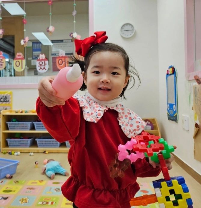 어린이집선생님이 우리딸 빨간색이 잘어울린다는 말에그만❤️🌹🍎🍅🍓🍅🍓🍒🍬🫖🍬🫖