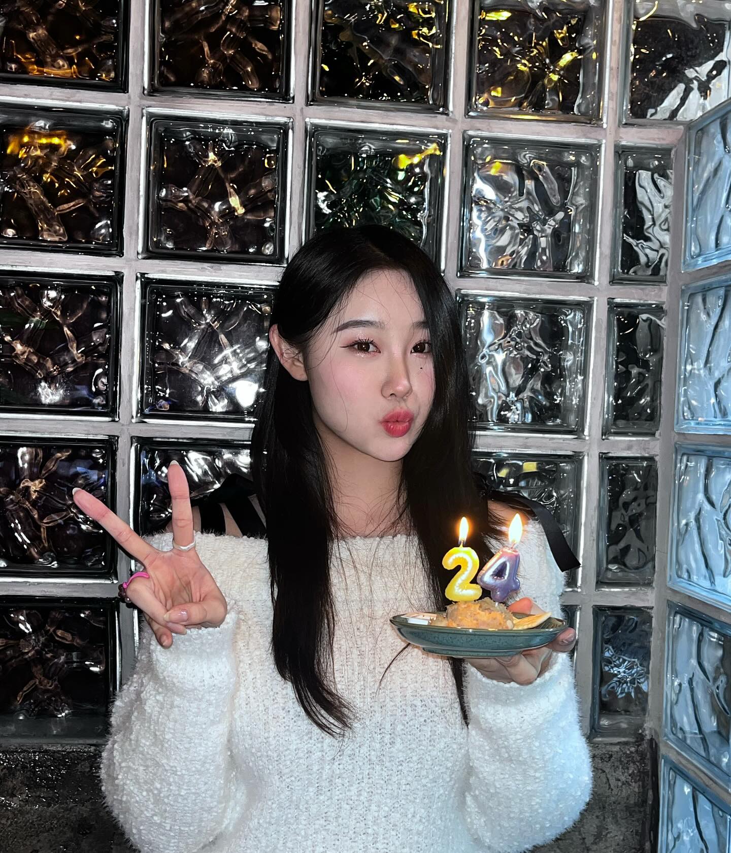 올해도 내 옆에 있어줄거죠 ? ˚₊·—̳͟͞͞♥

맛있는거 먹고 좋은 꿈 꾸길 기분이 좋아지길 
더 웃고 떠들며 살아가길 바랄게요 
내 사랑이 당신들에게 전달되기를 바랍니다 ෆ☺︎