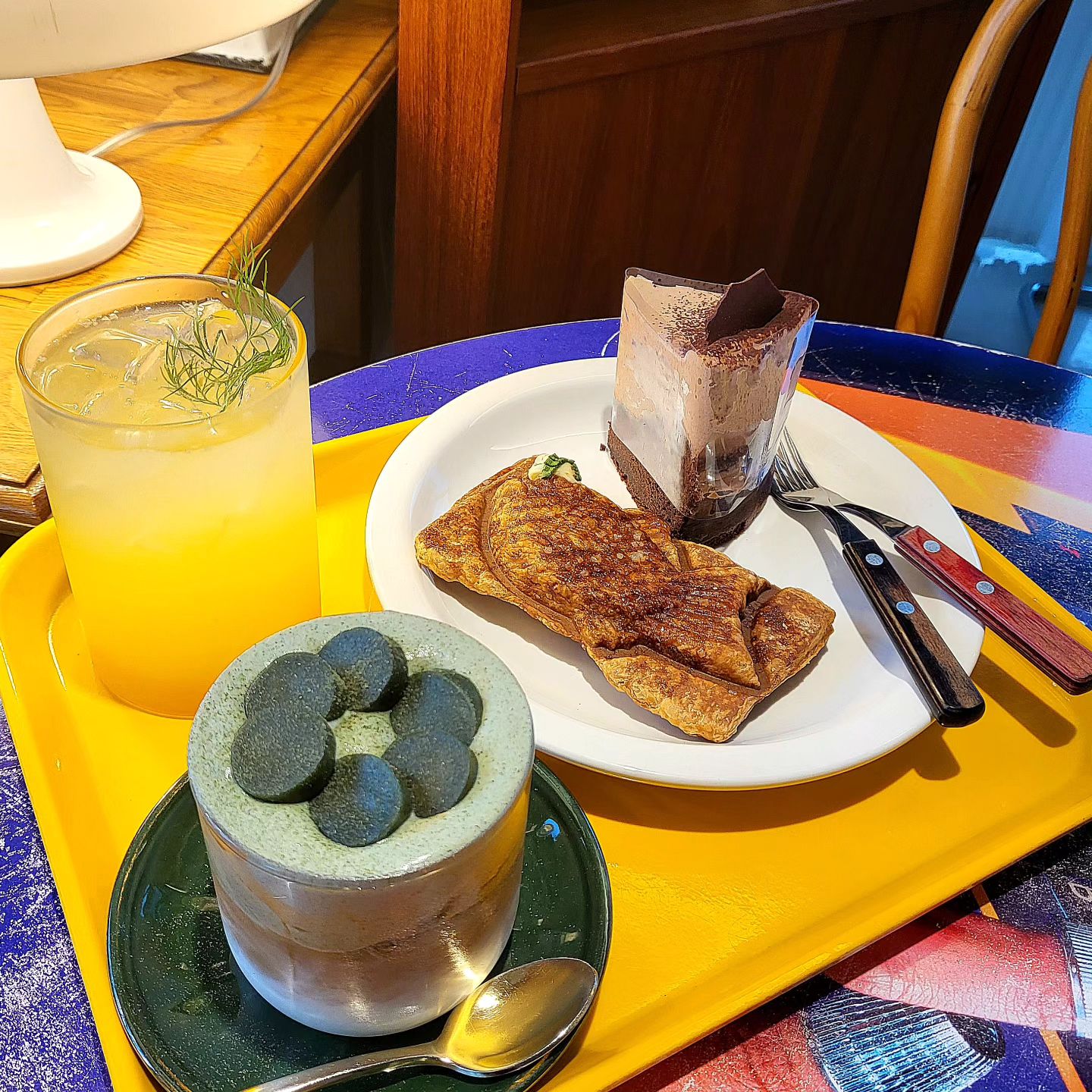 여기 진짜 맛집이에요!!!

쑥라떼가 진짜 미춋더라고요!!
크림이 고소한 게 쑥 향도 강하지 않아서 딱 좋았어요!! 라떼라서 커피향이랑 잘 어울려서 너무 좋았어요!! 쑥 안 좋아하시는 분들도 좋아하실 거예요😉😉
디저트로 쪽파 크림치즈 프붕이도 진짜 대박이더라고요🤦‍♀️
쪽파 크림 향이👏👏👏👏👏👏
초코 케이크를 파는데 크림이 진짜..... 말이 안 나오더라고요🫢 

☕️ 사월의 물고기
☕️ 서울 종로구 인사동길 62-5 (충훈빌딩) 2층
.
.
.
.
#먹스타그램#맛스타그램#푸드스타그램#카페맛집#분위기맛집#인스타갬성#쑥라떼맛집#라떼맛집#초코케이크맛집#쪽파크림치즈프붕이#디저트맛집#안국역카페#안국역맛집#안국역카페추천#데이트추천#먹팔#먹팔해요