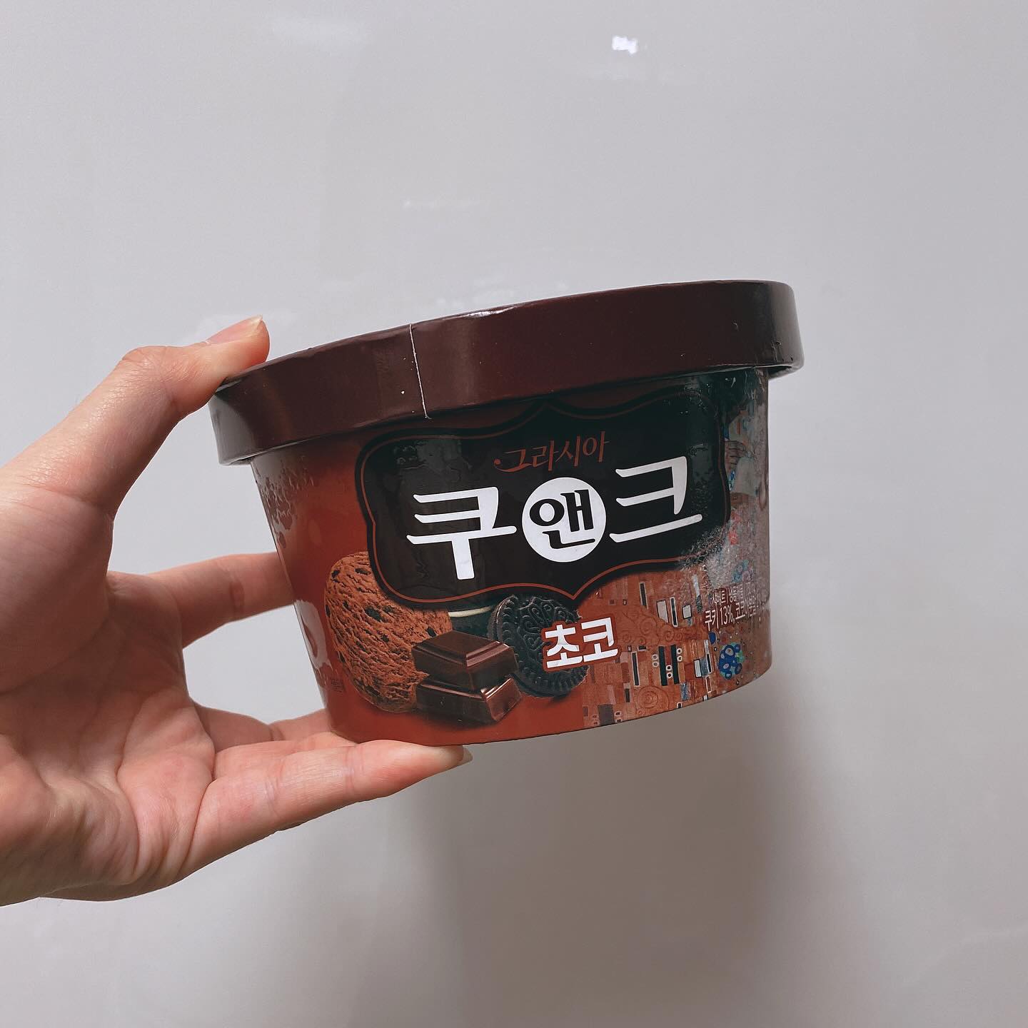 #협찬 그라시아 쿠앤크 초코
⠀
쿠앤크 아이스크림 맛집 빙그레 그라시아 쿠앤크의 초코맛 신상✨
⠀
평소에 쿠앤크 아이스크림 좋아해서 많이 먹었었는데
이번에는 초코맛으로 신상이 나와서 기대를 가득 안고
뇸뇸해봄! 맛잘알 국룰 조합 초코&쿠키 아이스크림으로 달콤한 초코 아이스크림에 더해진 촉촉한 식감의 쿠키당 달달해서 아주 좋고 넘나리 맛있음ㅎㅎ
아이스크림 좋아하시는 분들 다들 드셔보세요~
⠀
⠀
⠀
#그라시아쿠앤크 #쿠키앤크림 #쿠앤크 #아이스크림추천 #아이스크림 #아이스크림할인점 #초코쿠키 #초코아이스크림 #빙그레 #통아이스크림