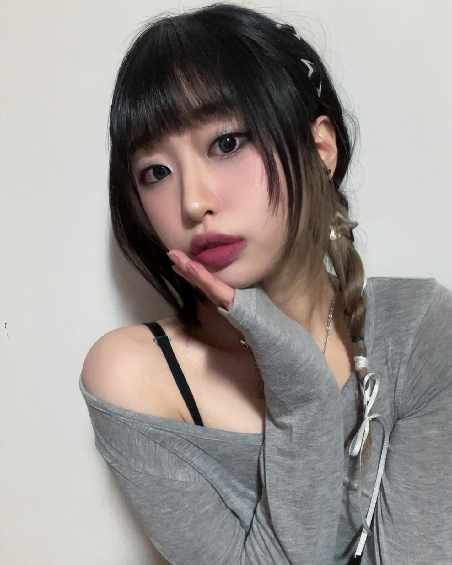 🖤
분명 갸루 메컵은 아니었는데 어쩌다보니,,
또 일본인 소리를 듣공 흘엥엥ㅇ##@

엄청 맘에 드는 헤메 그리구 조금 부실한 코디🥹
그래도 사진 잘나오고 생각보다 메컵 예뻐서 이러구 나가고 싶었지만 너 그러고 어디나가!? 하는 음성이 어디선가 들리는 것 같아 포기했슴미ㅣ다. 아마 이러고 나가면 아무도 아는 척 안할듯해,,

확신의 겨쿨 다크라서 스모키도 잘 어울리는 것 같달까?
화장 진할때가 젤 괜찮은 것 같아효. 아님 말구

이번에 새로 들인 화장품들로 메컵하니 재미있었댜
퓌 푸딩립은 아무래도 색을 잘못 고른 것 같아 아쉽구
일본에서 사온 파란색 펄은 너무 파란색? 하늘색이라 걱정했지만 생각보다 예뻐서 만족!
키스미에서 선물받은 아이라인은 색이 맘에들어서 좋았댜.