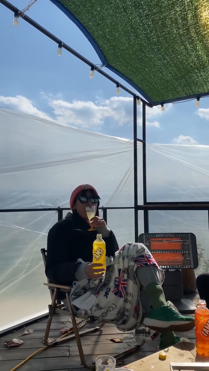 💛🧡💜
주말은 늘 가족과 함께!
지난 일요일도 나의 짱친인 우리집 세남자와 함께 야외 바베큐 파티!!
우리 넷은 함께 있을때 시너지가 넘치는거 같아.

바베큐에 빠지면 섭할 음료, 탐스제로를 꺼냈지.
같은 공간, 같은 것을 경험하는데 각자 느끼는  그 순간의 감정은 다르구나!

아이들과 함께 할수 있는 이 시간 자체에서 에너지를 얻는 순간이라 난 레몬(노랑)향이구요,
아빠와 1호는 무엇과도 바꿀수 없는 소중한 추억이라 많이 행복한 순간이래서 오렌지(주황)향이라고 하고
이런 시간을 만들어준 엄빠에게 고맙다는, 이 순간이 마냥 즐거운 2호는 복숭아패션후르츠(보라)향이 생각났대요.

우리 이번주도 탐스제로처럼 다양한 순간순간들을 만들어보자!!
내 옆에서 힘이 되어줘서 고마워, 나의 짱친들!!

lottechilsung 
#탐스제로 #TAMSZERO #새로운순간 #일상 #데일리