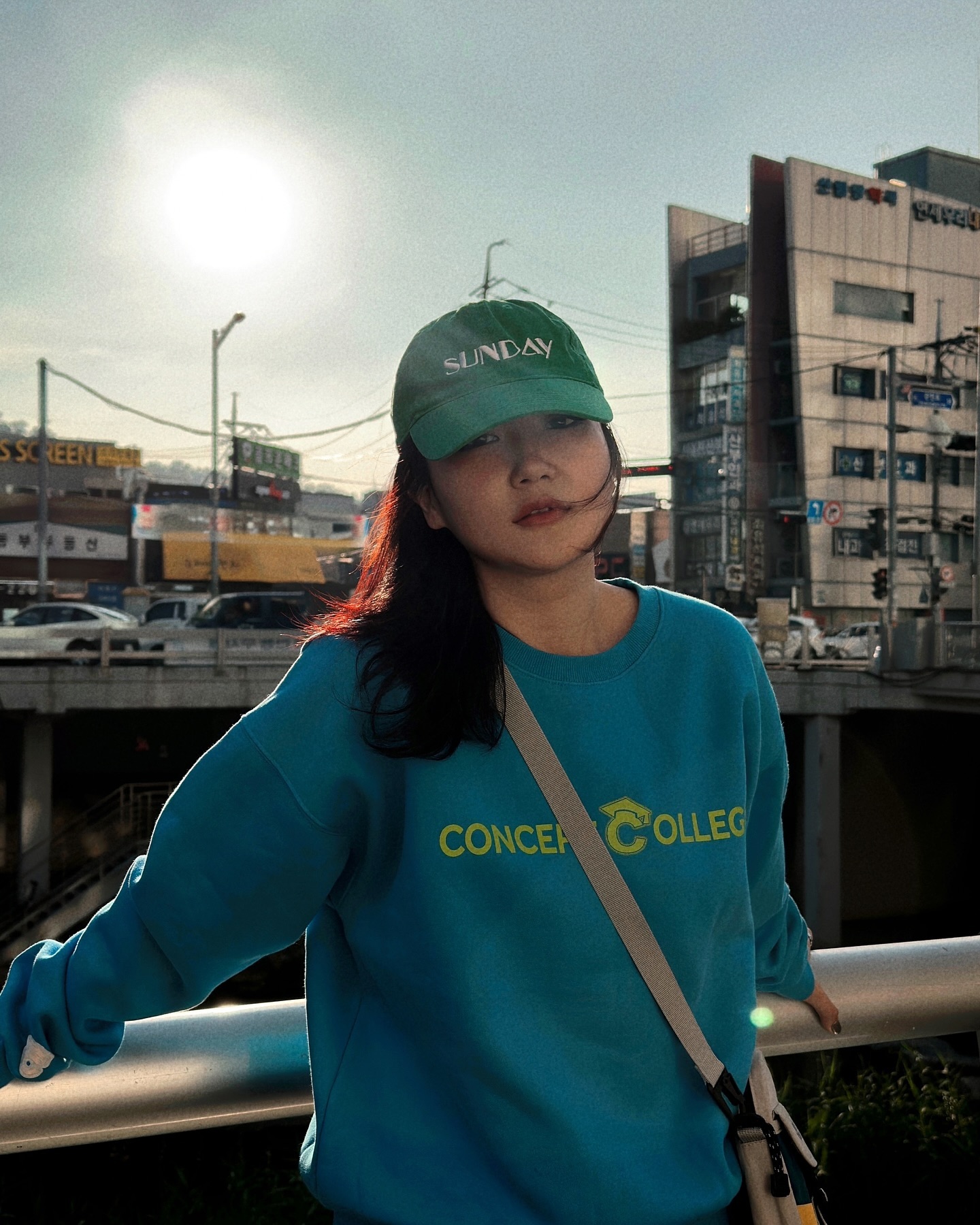 색감 오묘하고 너무 예쁜 스웻셔츠 히히🩵 산책하다 마주친 갱쥐도 진짜 귀여워잉 
🖇️상의 : _conceptcollege_official 
🖇️하의 : avandress_ 
🖇️가방 : mainbooth 
🖇️신발 : nike 

#컨셉트컬리지 #conceptcollege