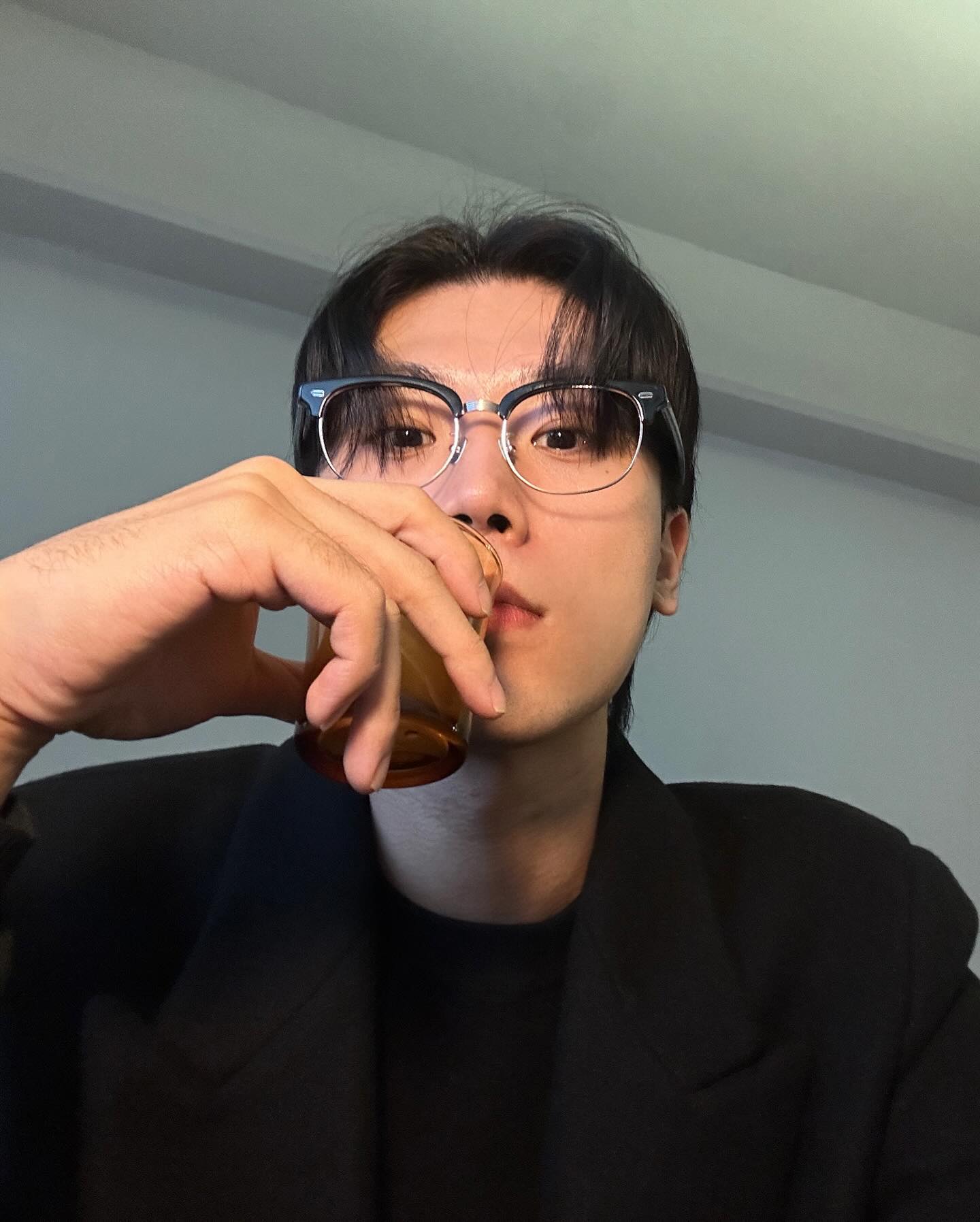 #협찬
모두 감기조심

레이븐티얼스는 "까마귀의 눈물"을 직역한 단어로, 브랜드의 이름은 까마귀가 반짝이는 물체를 찾아 집으로 가져오는 특성에서 영감을 받았다고 합니다.

프랭클린 오리지날 (Franklin Original)
레이븐티얼스의 시그니처 모델이자, 베스트 셀러 하금테 프랭클린
메탈라인을 티타늄 소재로 제작하고 견고한 리벳과 5중경첩 사용으로 디테일과 높은 퀄리티의 제품

- 연예인들이 자주 착용하는 안경 브랜드
- 남녀 모두 데일리안경으로 착용하기에 손색 없는 디자인
- 얼굴이 작아보이는 오버사이즈 디자인
- 정착할 것 같은 착용감

여기서 눈물은 보석을 의미하며, 레이븐티얼스는 이를 기반으로 다양한 컬러와 소재의 오브제를 창조하여 단순히 착용하는 것을 넘어 문화 소통을 촉진하고, 보편적이면서도 반짝이는 아이웨어를 선보이는 브랜드입니다.
-
#제품협찬#레이븐티얼스 #하금테안경#하금테안경추천 #티타늄안경#티타늄안경테#가벼운안경#남자안경브랜드#투명 안경테#투명안경#남자안경#여자안경#편한안경#남자안경추천 #여자안경추천