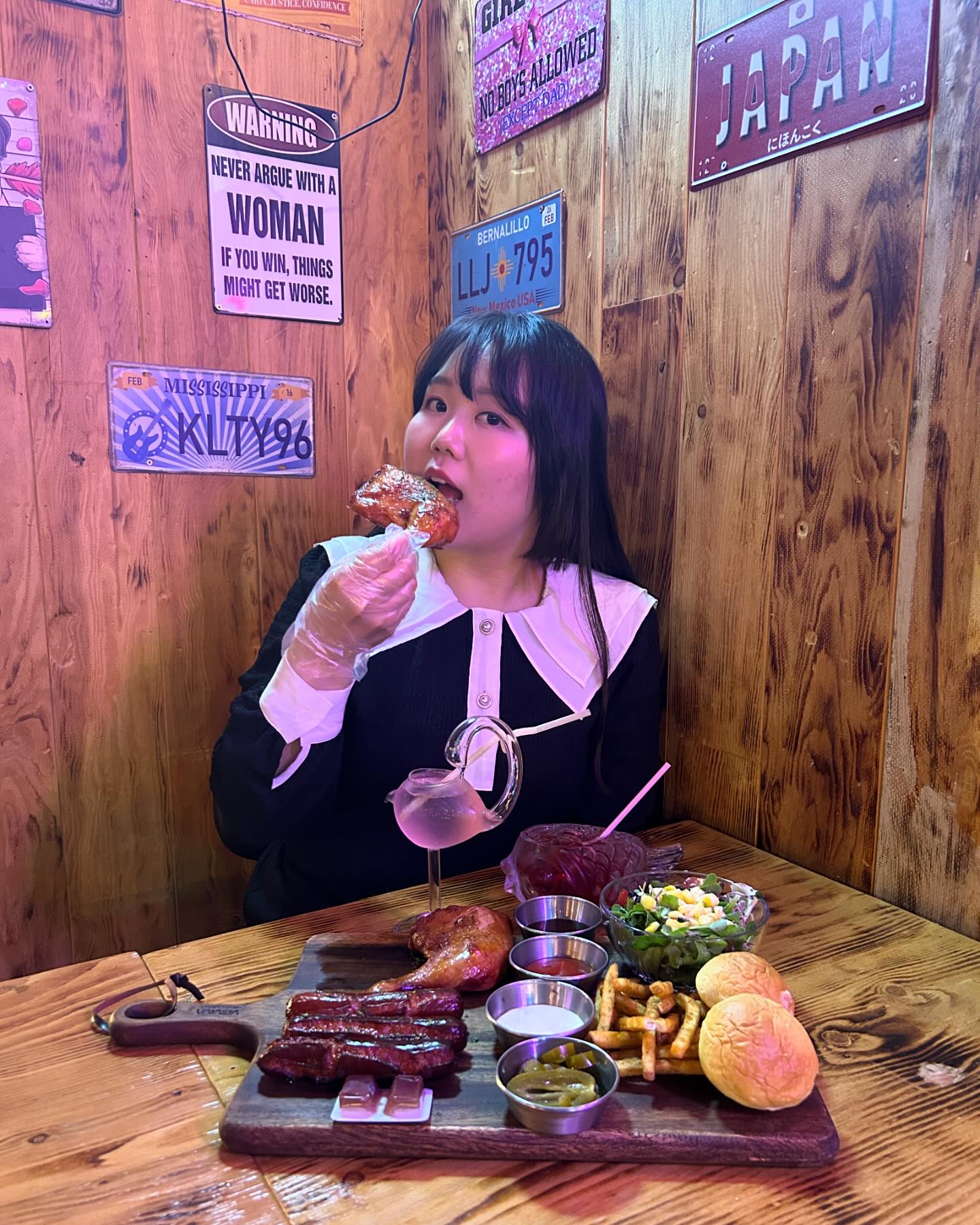 #협찬 #홍대핫플 에서 느끼는 미국감성의 술집🍸

훈제플레터랑 스페셜 글래스 칵테일 2잔 마셨어요!
아메리칸 훈제 치킨과 소세지, 감자튀김과 모닝빵 
그리고 샐러드까지 한 플레터에 나와요😘
백조잔에 나온 칵테일은 엑스레이티드가 베이스,
물고기잔에 나온 칵테일은 보트카 베이스였어요.🥰
알코올은 쎄지 않았고 부드럽게 마실 수 있었어요.
플레터는 양이 많아서 맥주도 추가해서 먹게 됐어요😋
매장이 넓어서 단체로 방문하기에도 좋고
홍대생, 05년생, 군인은 10% 할인 받을 수 있어서
방문 추천해요!

🍹 먼데이즈 mondays_pub 
📍 서울 마포구 와우산로19길 9 1층
⏲ 일~목 17:00 ~ 03:00(L.O. 02:30)
금, 토 17:00 ~ 05:00(L.O. 04:30)
📞 0507-1394-8093
💟 홍대생, 05년생, 군인은 10%할인 받을 수 있고
네이버 영수증 리뷰 작성하면 감자튀김 제공 받을 수 있어요!

#홍대술집 #홍대데이트 #홍대놀거리 #홍대핫플레이스 #홍대입구맛집 #홍대칵테일 #홍대술집추천 #홍대상상마당 #홍대펍 #서교동맛집 #홍대