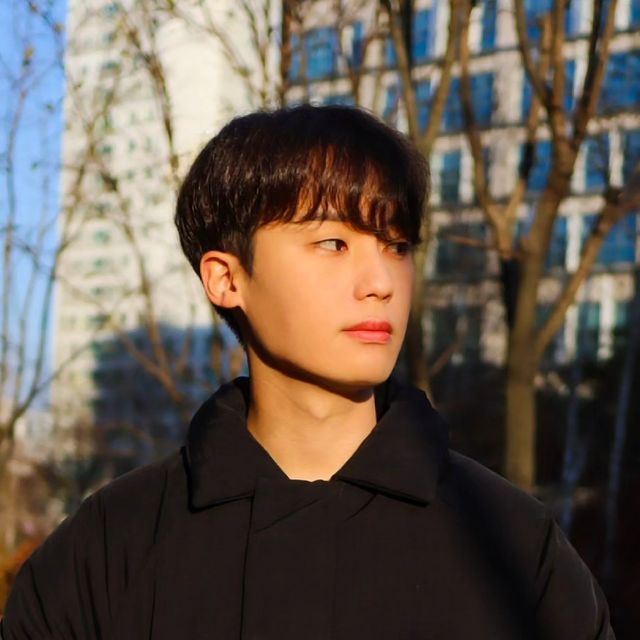 용욱 on Instagram: "#광고 @1rony9orno_official 86-IRO299 패디드 카라 나그랑 오버 패딩 ✔️ 오버핏 실루엣의 숏패딩 ✔️ 밑단 스트링으로 조절 가능 ✔️ 투웨이 지퍼를 사용하여 다양한 스타일링