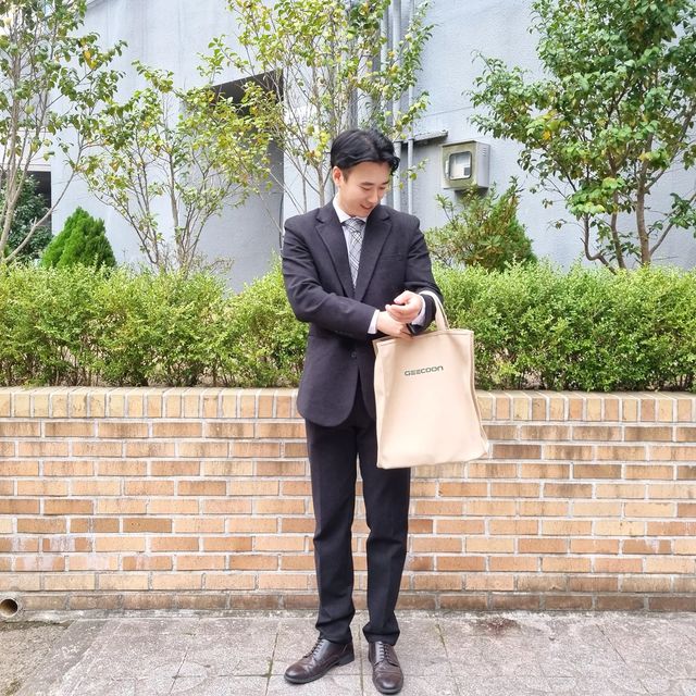 서병문 on Instagram: "#광고 [지쿤] 리사이클 해리 에코백 폐기되는 패브릭과 패트, 플라스틱을 분해하여 친환경으로 제작된 토드백 입니다. 짱짱한 원단이라 가방이 처지지 않고 모양도 이쁘