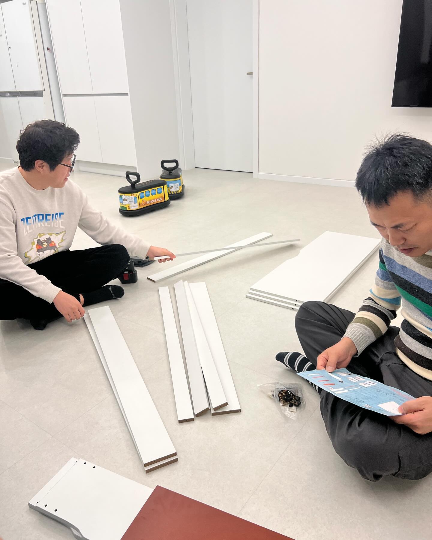이케아 책상 조립하는 오빠가 절라 섹시해서 
자랑좀 했더니 ^^ 오빠를 좀 빌려달라는 그녀 ^^
.
연말에 중국 배송 신발장 조립하는 남자들 
절라 사랑스럽고 
.
2023년 마무리는 이렇게 ~
2024년 시작은 햅삐 햅삐~
.
이와중에 우리 서영이 수아 왤케 귀여워 🫶
.
#울옵빵사랑해❤️ #남편스타그램 #조립가구 #중국산조립
#설명서도중국말 #난감하네 #그래도잘했다
