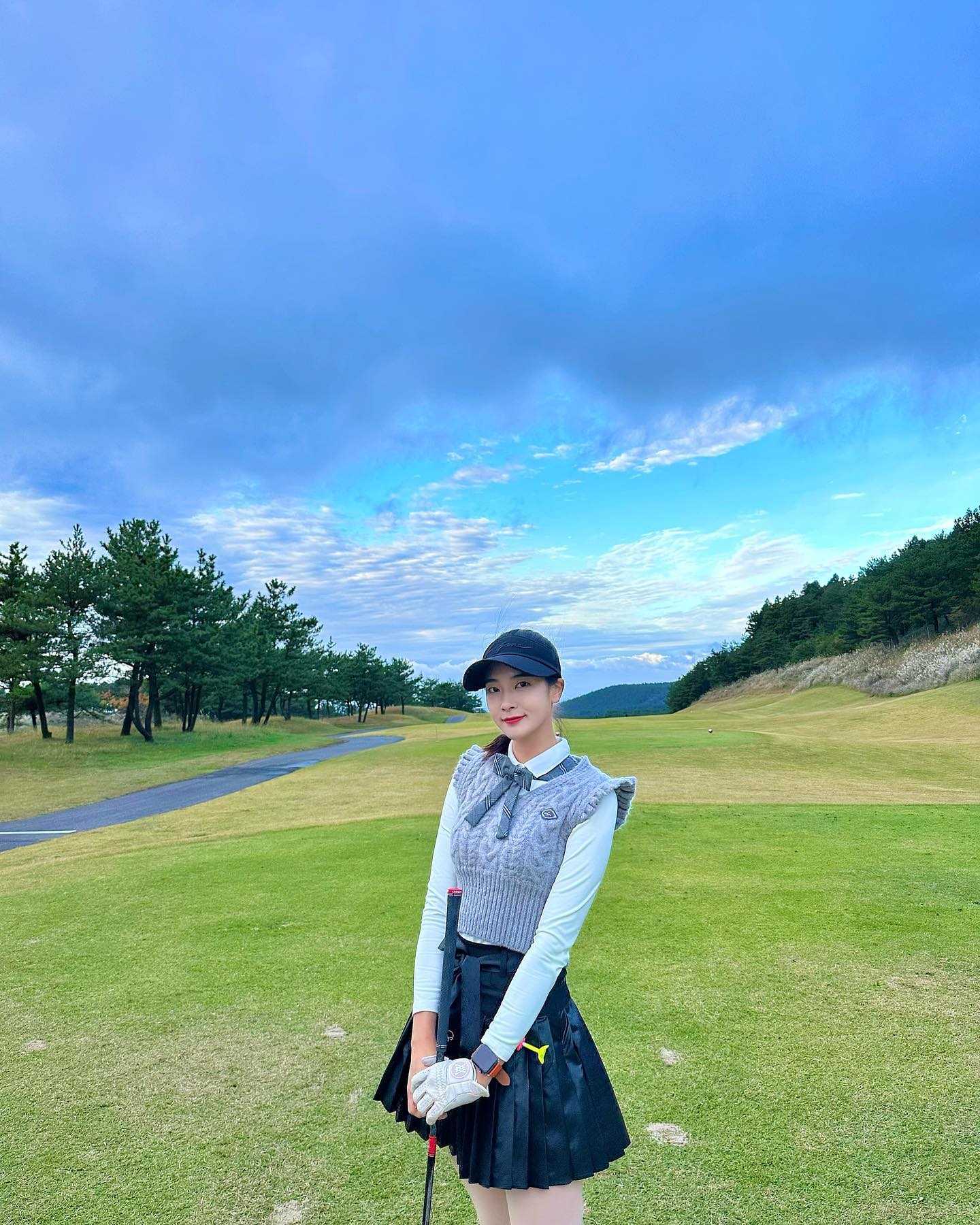 오늘은 바람이 너무 많이 불어서 
9홀 까지 돌고 홀아웃해뜹니다 🥹
j.jane_golfwear 니트베스트 
정말 따뜻하고 귀엽구 💚
클럽엘은 올때마다 예쁜데 
올때마다 내 실력은 한결같고 그렇네
오늘은 바람탓을 하기로 했다 !