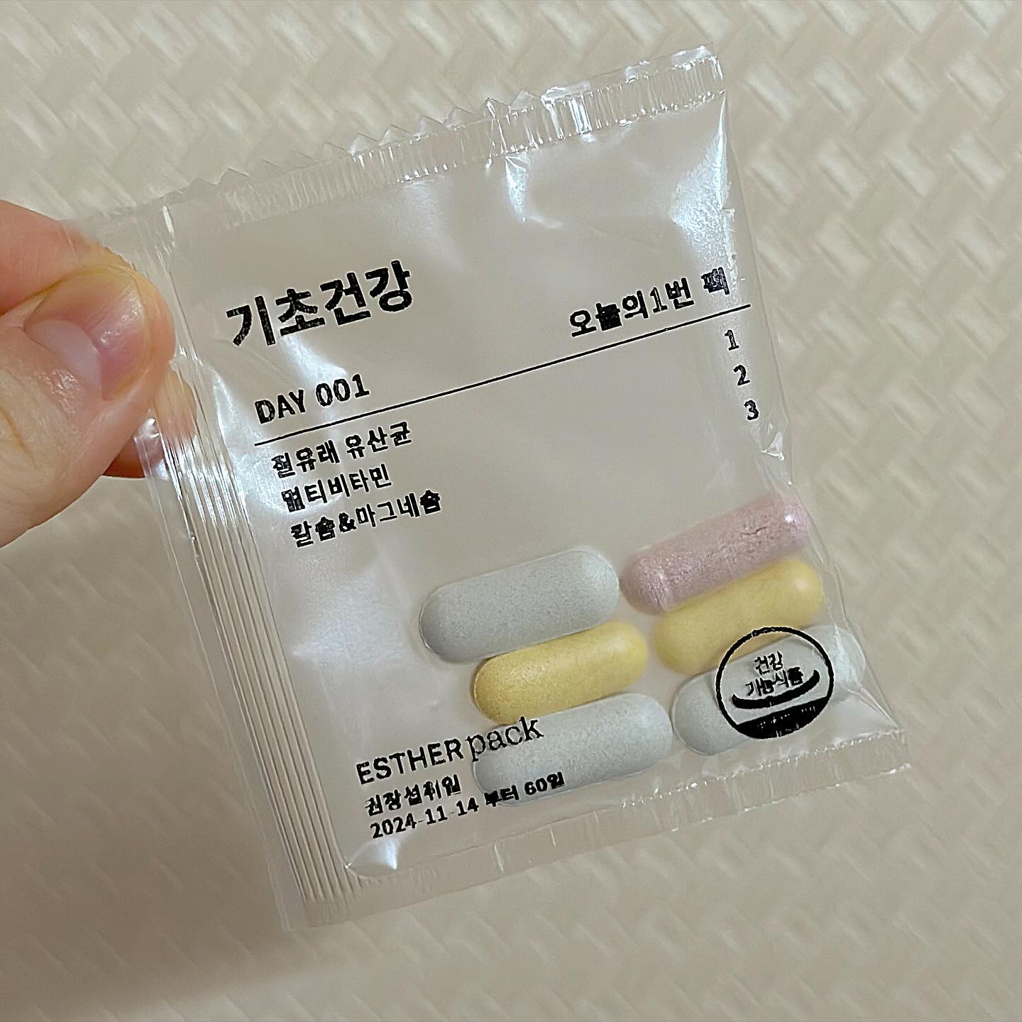 요즘 날씨 정말 감기 걸리기 딱 좋잖아요 ,, 🤧 도저히 영양제 없이는 못살 거 같아서 찾아보는데,, 대체 어떤 걸 먹어야 될지 모르겠고 ㅋㅋㅋ 저는 약도 복용중이라 막 먹을 수도 없어서 고민하다가 에스더팩을 알게됐어요❗️

일단 에스더팩 공식 카카오톡 채널을 통해서 저에게 맞는 영양제 조합을 전문 영양 상담사님께 자세한 설명과 함께 추천받을 수 있어서 좋았구요, 불필요한 성분을 빼고 원하는 성분은 더할 수 있어서 효율적인 플랜이 가능했습니당🙌🏻 저는 직장인활력팩으로 섭취하게 됐는데, 직장인 활력팩은 요 네가지 성분으로 구성되어 있답니당

✔️유산균 : 프로바이오틱스 100억 CFU
✔️비타민C: 활력충전을 위한 비타민C 1,000%
✔️밀크씨슬 : 식약처 일일 섭취량 100% 밀크씨슬 추출물 실리마 린 130mg
✔️천심련 : 관절·뼈 건강을 위한 4중 기능성 성분 

배송받고 너무 신기했던게, 요렇게 개인 맞춤형으로 영양제를 소분해줘서 내가 원하는 성분으로만 한 팩씩 들어있어요🫢 정기구독 서비스 이용할 경우에는 매달 신경쓰지 않아도 배송되고, 이번달 영양제가 남았다면, 횟수제한 없이 언제든 결제일을 미루기 가능한데다가  건강 고민이 달라졌다면, 1:1 게시판을 통해 영양제 조합 변경도 가능한데 이 모든게 무료라는 점 ,, 💗

카카오톡 채널 추가 시 첫달 10%추가 할인 이벤트도 하고 있으니 다덜 에스더팩하고 이번 겨울 건강하자구요 🙌🏻

#협찬 #에스더팩 #여에스더팩 #맞춤영양제 #영양제조합 #영양제구독 #영양제정기구독 #영양제정기배송

estherpack_official estherformula_official