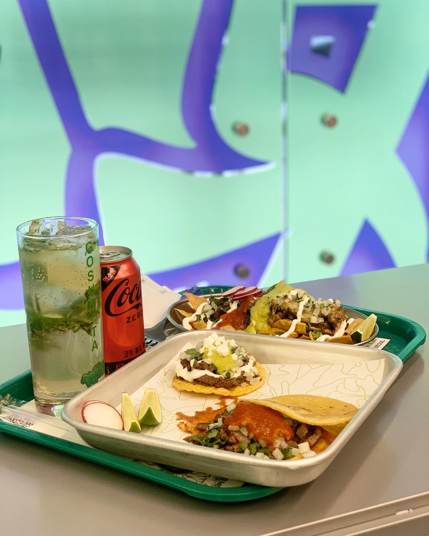 #협찬 🌮🌮🌮

오랜만에 은미랑 신사동데이트 
가로수길에서 새로 오픈한 스트릿 스탠딩 타코샵 프리모신사
primo.seoul 

“”📍서울 강남구 논현로153길 59 1층(신사동)
매주 월요일 휴무 📢 “”

LA 감성의 스트릿타코 맛집이라
날씨 더운 요즘 가볍게 맥주 한잔 마시고 싶을때
가볍게 들리기 좋은 가로수길 핫플 입니다 🍻

직원분들도 친절하고 포장, 배달 다 되는
현지맛 가득한 타코맛집 프리모는
옥수수 반죽 또띠아부터 살사소스까지 
매일 아침 매장에서 직접 만든다고 해요 👍

타코 이외에 한국에서 찾기 드문 메뉴인 
소페 / 물리타 / 토타코 등등 다양하고
고기토핑도 소고기 or 돼지고기 중에 선택 가능하고
기본 맛도 선택 가능 !!!

디저트로 파는 퍼널케이크와 쌀로 만든 오르차타, 
고수가 들어간 칵테일 고수리따 완전 추천메뉴인데

고수리따는 두세잔도 그냥 마실 수 있을 정도로 상큼상큼
💚💚💚💚💚💚💚💚💚💚💚💚💚 넘 맛있

오늘 하루종일 쉬지않고 먹어서 넘 배불렀지만 
또 다 먹어버렸음 ㅎㅎ
여름에 가로수길 가면 무조건 또 찾아갈듯요

네이버 영수증 리뷰시 매운맛 타코 먹을때 잘 어울리는
전통 멕시코 쌀음료 “오르차타”가 제공된다고 하니 
가로수길에서 타코 생각 나시면 꼭 가보시길요 🫶🏻

#신사동타코 #가로수길타코 #가로수길핫플 #신사동데이트
#디너의여왕