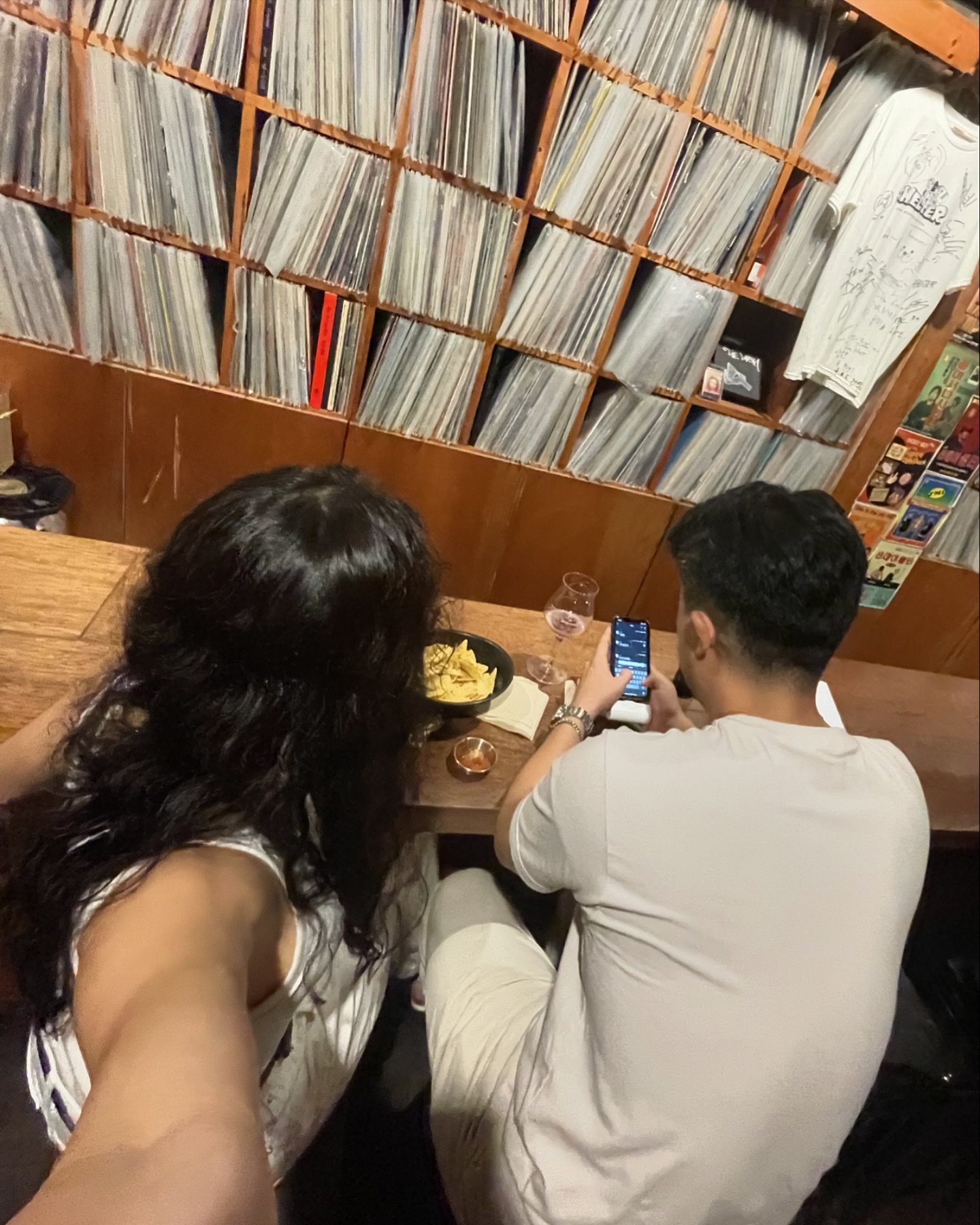 서빈 페이보릿 바투어 🥃🎧♡*。
더 이상 나오는 술이 없는데 사진찍으라고 연기해주는 내 남편 ㅋㅋㅋㅋㅋㅋ 너므 웃교 #daegu