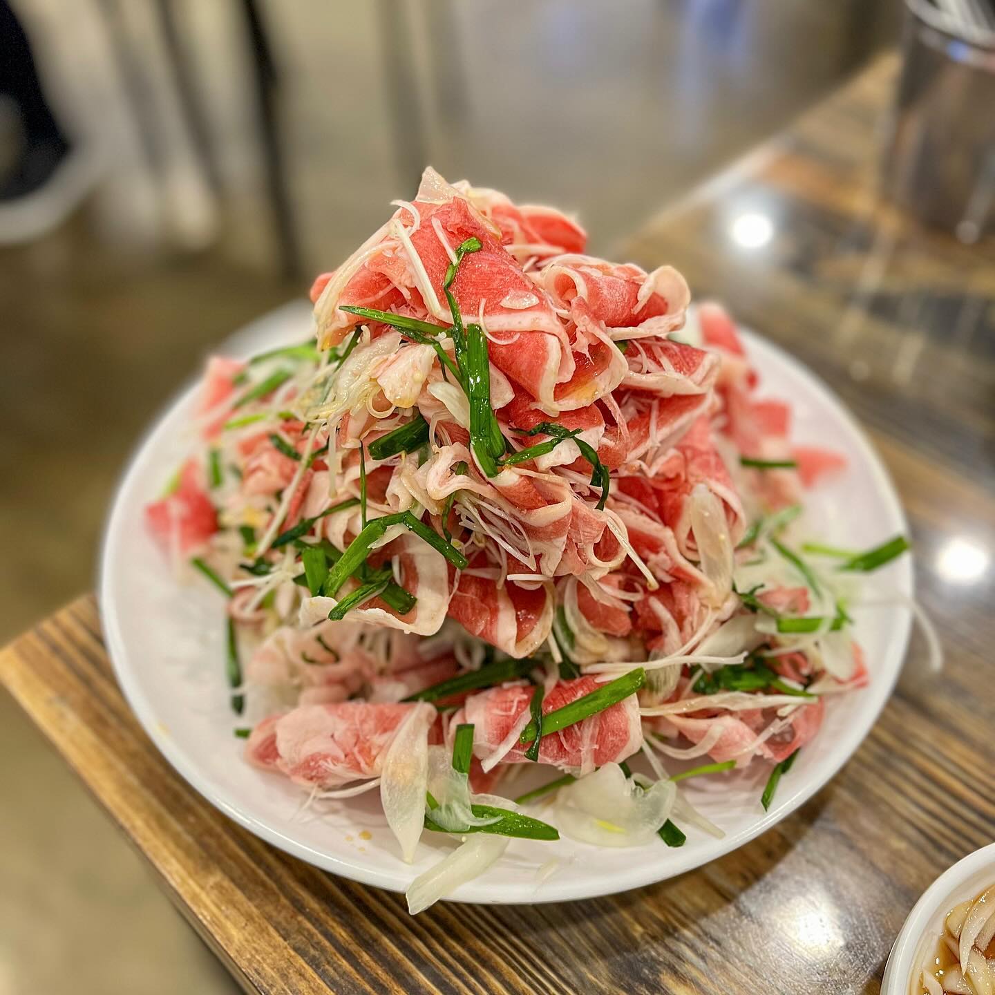 #협찬
화성 융건릉 근처 와우리 맛집,
가족 외식으로도 좋을 듯한 오리 불고기 
　
　
📍 명당 신박한수산
　화성시 효행로 279-3 단독건물
　
⏰ 영업시간 11:00~22:00 (L/O 21:30)
　　브레이크타임 15:00~16:00
　　매주 월요일 정기휴무
　
🚗 건물 자체 주차장 ⭕️
　
오리불고기 반마리 (2인) - 25.0 🐥
셀프 철판볶음밥 - 3.0 🍚
　
오리로스나 훈제처럼 두껍지 않고
얇은 두께의 오리 불고기는
이름답게 간장 베이스의 양념이 되어있었어요,
　
그래서 그런지 단짠단짠의 조화가 완벽해서
어린 친구들도 좋아할 것 같고
시그니처 양념장인 고추 다대기를 올려먹으면
그게 진짜 킥입니다요!!!!!!!!!! 🤤
　
고기를 살짝 남겨서 셀프 볶음밥에 볶아먹으면
그게 또 별미로 너무 맛있어서
배불러도 결국 다 먹어치웠어요
　
SNS 이벤트도 다양하게 많으니
이용하실 때 참여하시면 좋을 것 같아요~
　
　
더 자세한 후기는 블로그에 있어요,-