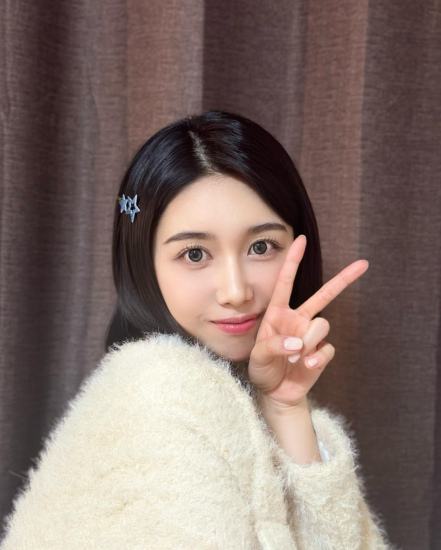 #협찬 aznavour_paris 

긴 머리만 사용 가능 한 줄 알았는데 단발머리도 찝힘 없이 부드럽고 아프지 않게 사용 가능한 ’꼬임 올림머리 집게핀‘ 

쉽게 흘러내리지 않는 귀여운 별모양 포인트 ’데님 더블스타 클립 집게핀‘

둘이 같이 사용해도 너무 귀엽고 고급지고 예쁘지만 반머리 집게핀으로도 사용가능하다고 하니 머리 조금 더 길러서 포인트주면 더 예쁠 것 같다

#집게핀추천 #헤어집게핀 #헤어포인트핀 #포인트핀추천 #아즈나브르 #헤어악세사리 #긴머리집게핀 #반머리집게핀