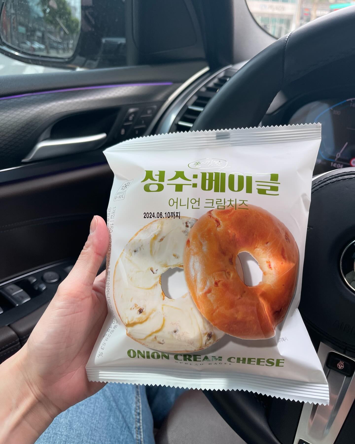 빵순이 열두번째…

편의점 인기템 #성수베이글어니언크림치즈 
어니언크림치즈맛 밖에 없길래 바로 하나 집어들었다. 
후각이 끊어진 뒤로 맛을 몰라 베이글도 기존보다 더 쫄깃한 식감, 또는 더 겉이 바삭하면서 속은 쫄깃한 식감을 찾게 되었다. 

편의점 빵은 항상 그렇듯 내용물이 일반 베이커리와는 다르다. 속이 두툼한 베이글을 좋아하는 부류가 있는 반면, 작당히 스프레드 된 속을 좋아하는 부류가 있다. 

큼지막한 사이즈와 함께 적당히 퐁신한 감각을 느낄 수 있는 첫인상. 
속은 얇게 펴발라져 있는 어니언 크림. 
크림치즈보다 베이글에 집중한 비주얼이어서 곁들임 소스느낌을 평가하고픈 빵순이라면 도전해 볼 만한 제품이다. 
일단 에프에 굽굽 해서 겉을 빠삭하게 만들면 좀 더 식김이 다양해 질 것 같다. 난 그냥 먹어서 기성 베이글이었다고 할까…식감의 재미를 보지 못했다 ㅠ ㅠ. 냉장고에서 꺼낸 뒤 찬기가 없어지고 먹었는데 적당한, 중간급의 베이글이었다. 
전자렌지에 아주 살짝 돌린 후 빠르게 먹으면 식감을 유지할 수 있을 듯 ㅎㅎ 

크림치즈는 항상 우리가 아는 양파맛을 상상하며 씹었는데 완전 스프레드가 아니라 약간의 두께가 있어 크림치즈의 식감도 입에 들어가서 베이글과 섞여 크리미하게 변하며 목넘김을 더 유연하게 만들었다. 

크림치즈를 집에서 만들면 더 저렴하게 풍성하다는 것은 누구나 다 안다. 하지만 누구나 다 하지 않는다. 나역시 귀찮고, 한번에 많은 양이 만들어져 소비가 길어진다는 단점 때문에 한 번 사먹고 만다. 

조금 저렴하고 조금 큰 베이글을 배부르게 먹고 싶다면 편의점으로 달려가 보시길~~~

이따가 코끼리 베이글 약속이 있어 급 생각나 올려본다. 

#일상 #소통 #베이글 #성수베이글어니언크림치즈 #편의점디저트 #daily #bagel #followforfollowback