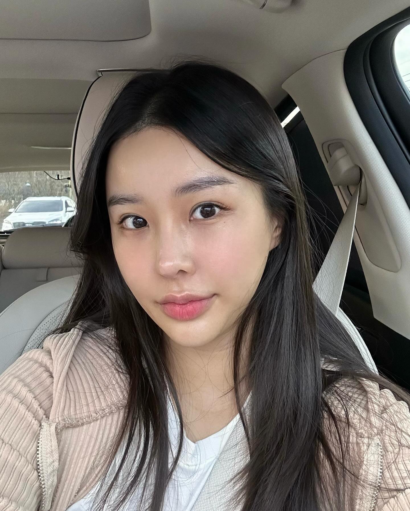 또 학교 늦기전에 밥먹고 학교가라
또 회사 늦기전에 밥먹고 회사가라
또 걱정하지말고 공부만 잘해다오
돈 없어 죽겠으니 돈 많이 벌어와라
우리 옆에는 항상 이 험한 세상에 큰 다리가 있어
때론 지겹고 사랑스러운 단 한사람
아줌마는 너무 힘들어
아줌마는 너무 외로워
아줌마는 우릴 지켜줘
아줌마는 우리 모두를 사랑해

젊을땐 죽자 살자 결혼만 해 달라던
남편은 귀찮다며 술취해 자버리고
열달을 뱃속에서 힘들게 키워왔던
자식은 이제와서 더 이상 간섭하지 말라며
소리치고 그렇게 나이만 먹어만가고
어디서 보상 받을 수 있나 아까운 청춘
아줌마는 너무 힘들어
아줌마는 너무 외로워
아줌마는 우릴 지켜줘
아줌마는 우릴 사랑해
아줌마는 너무 힘들어
아줌마는 너무 외로워
아줌마는 우릴 지켜줘
아줌마여 그대 이름은 천사여