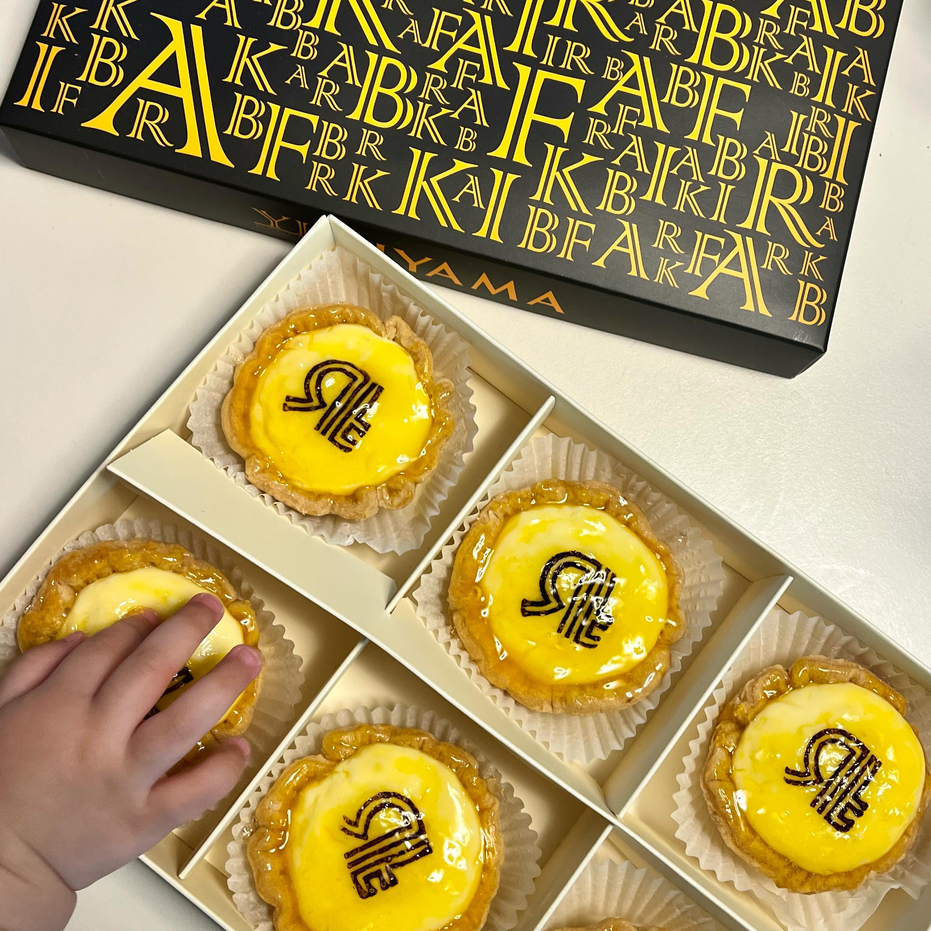 ⠀
⠀
디저트만 보면 손부터 뻗는 나여니👉🏻
요건 아빠가 엄마 주려고 사온거야! 탐내지마🥹
⠀
⠀
#화이트데이 #디저트추천 #디저트맛집 #아껴먹어야지
#아기신발 #아기ootd #아기와가볼만한곳 #실내데이트
#육아스타그램 #생후541일 #ootd #딸맘 #17개월아기
⠀
⠀