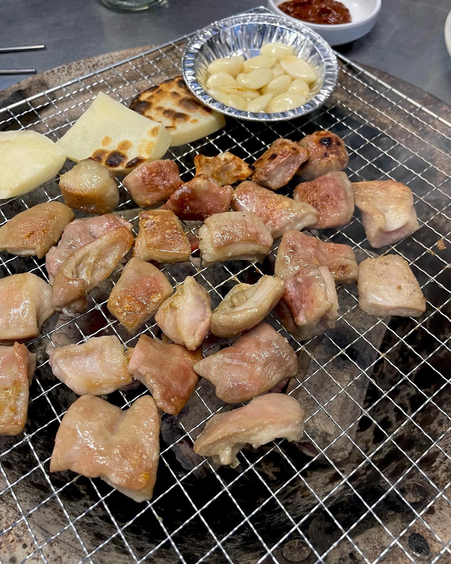 야장의 계절이 돌아왔다 #을지로 #다동황소막창

줄서서 먹는 막창집이 어디 흔간가?
을지로에 다동황소막창은 오픈런을 해야 갈 수 있는 야장 맛집이다.
식당위로 보이는 높은 건물들의 시티뷰와 조명들 사이에서 먹을 수 있는 최고의 막창의 맛
조금 더운 날씨지만 뜨거운 불 앞에서 땀을 흘리며 소맥 한잔을 마신다면
등골이 시원해지면서 막창을 입안으로 넣을 수 있는 준비를 마치게 된다.

다동황소막창은 숯불에 막창을 지글지글 구워서 냠냠 먹으면 된다.
무엇보다 분위기가 거의 깡패이다 보니 두발로 들어갔다가 네발로 기어 나오게 술을 먹게 된다.
요즘 종로 포차거리도 야장하기 너무 좋지만 을지로에 다동 황소막창 너무 추천한다.

#깨비_을지로

📌다동 황소막창(서울 중구 을지로3길 49)
📌소막창 22,000원, 쭈꾸미 14,000원
⏰17:00~23:00(토일 휴무)
☎️0507-1346-9061