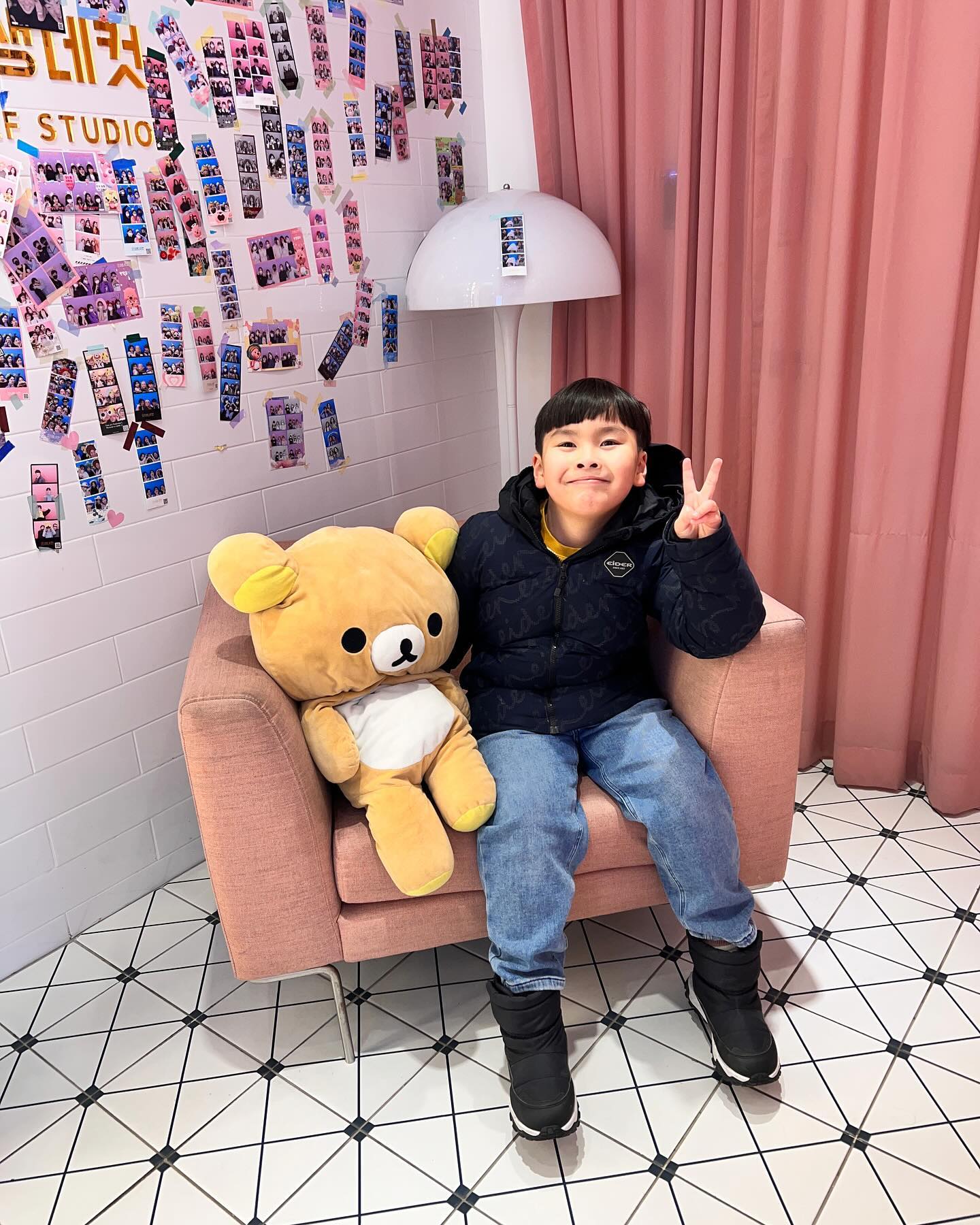 24.01.13~14 주말일상💕
12일 내생일 / 17일 결혼기념일 5일차이라
한번에 해결하지 참 좋으지 신랑아?ㅎㅎㅎ
송도트리플 가서 회전초밥먹구 구경하고
인생네컷가서 추억남기고 다이소 갔다가
구월동에 있는 부띠끄 호텔가서 1박 하기!!
물놀이 좋아하는 동우를 위해 아빠가 돈 좀 썼다ㅎ
작년 여름부터 수영에 맞들린 아들과 엄마ㅎㅎ
여름 멀었는데 벌써부터 물놀이 벼르고 있다는ㅋㅋㅋ
열심히 돈 모아서 올해는 제주도나 해외 가야디!!💕

#생일 #결혼기념일 #송도트리플스트리트 #회전초밥🍣 #인생네컷 #다이소 #부띠크호텔 #수영장 #물놀이🐳