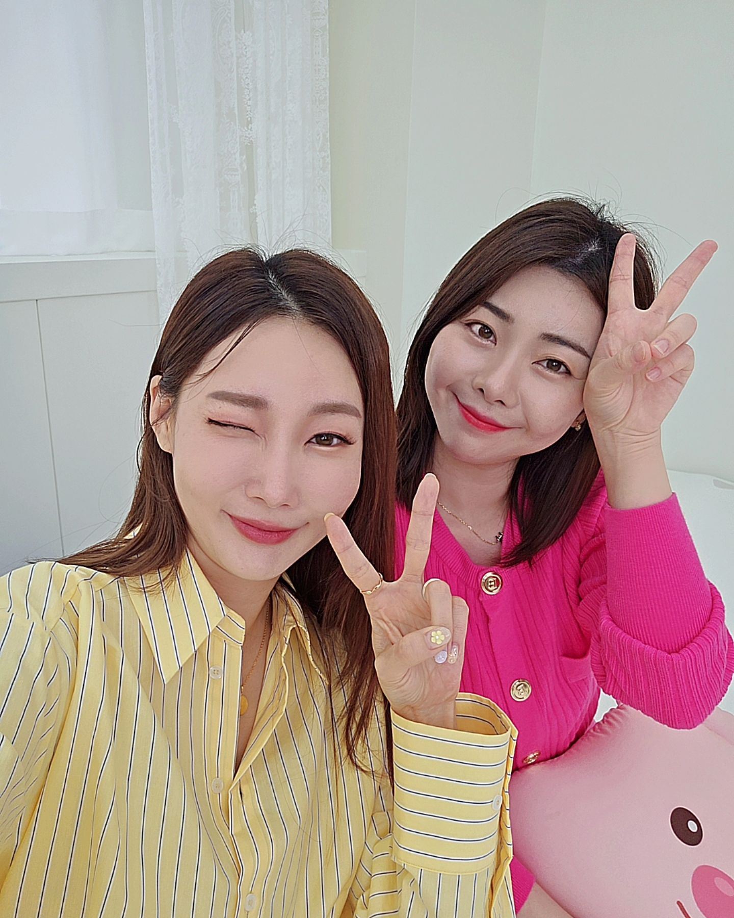쉬다 일하면 더 힘든거 
저만 그런거 아니죠?^^;

오늘따라 더 애기애기한ㅎ
유진이랑 오랫만에 방송♡♡

둘다 상콤한 컬러들 골라입고ㅋ
오랫만에 같이 하는 방송이라..
더 신난 우리ㅋ

낼ㄲㅏ지 일하면 또 
연휴가 기달리고있어요:)

아직 어린이날 준비를 못해 
걱정이 많지만ㅋㅋ
(비가온다는데..어딜데려가나..ㅎㅎ)

다들 목요팅하세요^^