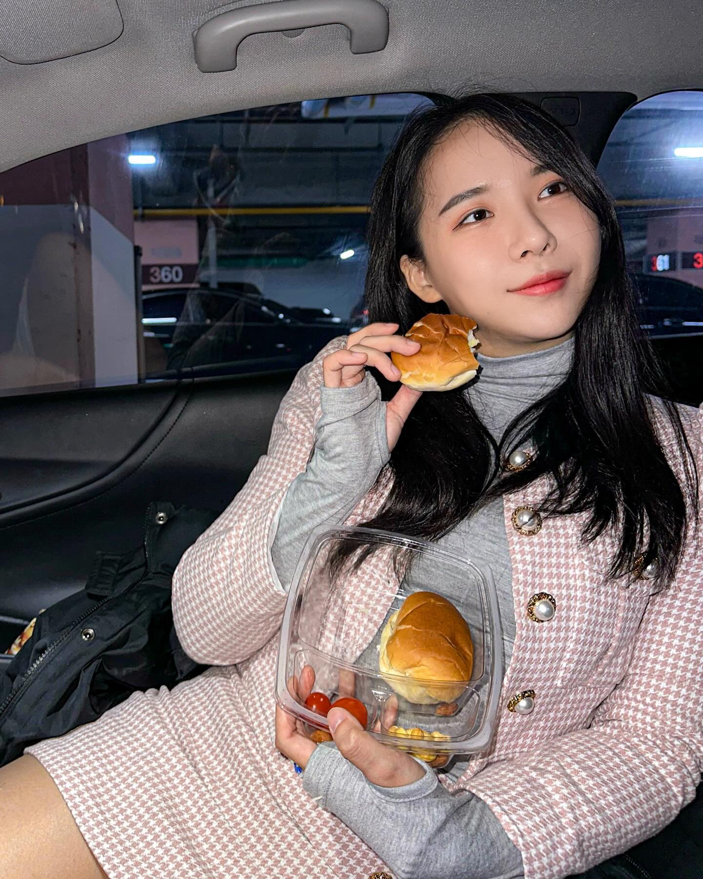 **업체로부터 제공받은 제품입니다.

요즘 만나는 사람들마다 저보고 살이 빠졌다고 하는데...
이거 늙어서 얼굴살 빠진것 때문에 살이 빠져보이는 착시효과가 있나봅니다
몸무게는 인최몸을 찍어가는데 말이쥬 ㅠㅠ... (인생 최대 몸무게)

제가 이래봬도 왠만한 샐러드 쇼핑몰은 싹 다 먹어봤는데 ㅋㅋㅋㅋ
슬림쿡이 가장 식단도 다양하고 매일매일 새벽 배송이 가능해서 아침에 챙겨먹기 좋더라구요

슬림쿡의 최대 장점은 홈페이지에 들어가보시면 아시겠지만 다이어트 식단표가 다양해서 질리지 않고 먹을 수 있는 것 같아요.
저같이 귀차니즘이 심한 분들은 아시겠지만... 식단을 직접 만들어먹는거 상상도 할 수 없거등요 ㅋㅋㅋ
이게 은근 양도 많아서 배도 차더라구요 ㅋㅋㅋㅋ 처음에 보고 에게? 누구 코에 붙여? 했는데 먹다보니 배부름..

저는 하루 600칼로리 식단을 시켰는데 샌드위치+샐러드 구성으로 와요
야채만 먹기 힘들때는 샌드위치로 먹는거 강추!
너무 굶으면 저같은 경우에는 밤에 자꾸 야식을 찾더라구여 ㅋㅋㅋ
그래서 적당히는 먹어야 포만감이 들것 같아서 600칼로리 식단을 선택했답니다
새벽배송이라 그런지 확실히 신선하고 야채도 아삭하더라구요

샌드위치 두께 보이시나요?;; 진짜 빵빵함
호밀빵에 필링이 가득 차있는데 요고 하나 먹어도 300칼로리대밖에 안돼용..! 완전 건강식
샐러드도 평균 255g이라고 해요

바쁜 날은 차에서 뜯어서 먹었는데 ㅋㅋㅋ
실링이 잘 되어있어서 들고다니면서 간편하게 먹기에도 좋았어요
바쁠 때는 한 팩 챙겨나가서 저처럼 차에서 드셔도 좋을것 같아요.. 대신 안흘리게 조심 ㅎㅎ..

지금 회원가입 할 때, 추천인 코드를 기입하면 추가 2,000 원이 추가 적립 가능하다고 해요
(회원가입 적립금 기본 3,000 원 + 추천인 코드 2,000 원 추가 → 바로 사용가능한 적립금 5,000 원)
****쿠폰 코드 : slimcook!
참고하셔서 추가 적립금 받아가세욥

추가로 지금 슬림쿡에서 “슬림쿡친구할인” 이벤트를 진행중이던데
같이 다이어트 식단하고 싶은 친구나 동료를 데려오면, 기본 10% 할인에 추가 10% 할인을 받을 수 있다구 해요.
거기에 주차별 추가 구매하면, 추가 5% 할인까지!
모일수록 커지는 할인율, “슬림쿡친구할인” 이벤트가 궁금하신 분은 슬림쿡 링크 참고하세요~
https://www.slimcook.co.kr/shop/shopbrand.html?xcode=001&type=X&gf_ref=Yz1QOVVCQk8=

#슬림쿡 #슬림쿡샐러드 #공구 #공구최저가 #공구특가 #다이어트식단추천 #간헐적단식 #다이어트샐러드 #다이어트샌드위치 #샐러드새벽배송 #샐러드정기배송 #샐러드구독 #샐러드배송 #식단공구 #샐러드 #샌드위치 #운동하는여자 #운동하는직장인 #오운완 #닭가슴살 #공구이벤트 #새벽배송 #체형관리 #식단추천