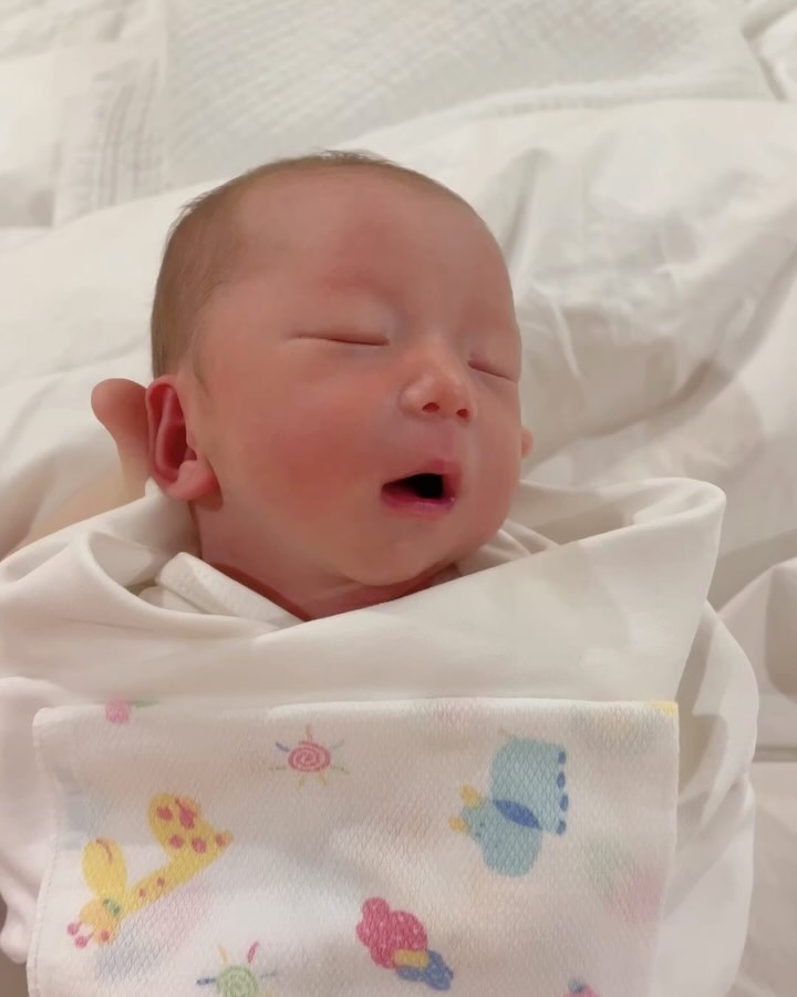 조리원 라이프 3일차 기록 🤱🏻
다시 조리원에 들어간다면 종일 푹 쉬어야지했는데 
우래기 보고싶어서 잠도 안오는즁만알오 해롭다 해로워
또 사랑에 빠져버렸 🤍❕