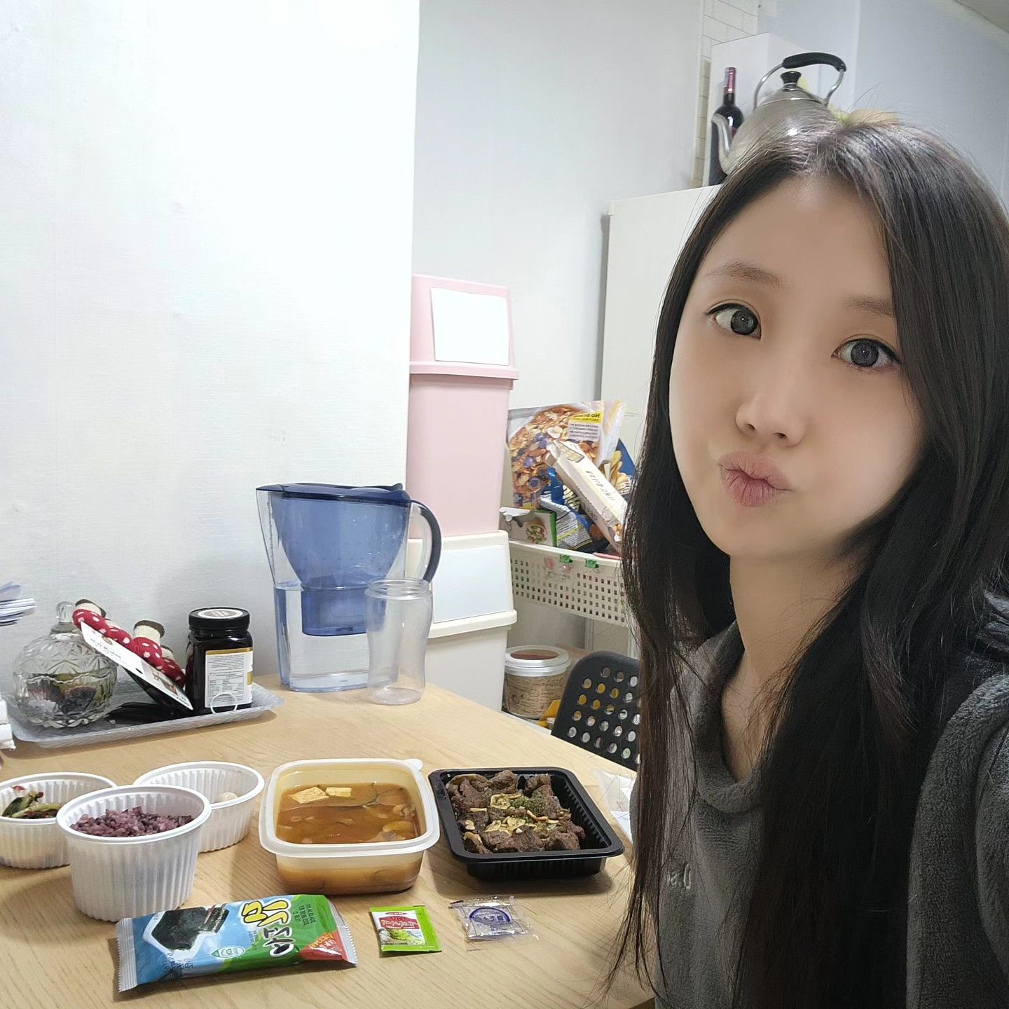 #협찬
1인 스테이크 된장찌개 정식 16.9

진심을 담아서 만든 된장찌개라닛😉
전국을 돌아서 된장찌개 맛집들의 비법을 배워와 제공해주는 곳이라규😆
국물이 진하고, 집에서 먹는 집밥 느낌이 강하게 드는 곳이라규😋
고기까지 주다니 대다내 김이랑 메추리알도 준다규🫠
열무김치도 가득 담아 준다규😜
포장으로 가져왔는데 집 오는동안 하나도 안 식었다규 짱짱👍

🎈진심담은 된장찌개 진된장 (서울 강북구 수유로12길 100-4 1층 진된장)
realmiso_official
☎️연락처: 0507-1469-0429
⏰️매일 08:10 - 00:50 
(Last order 00:20, Break time 15:00 - 16:00)

#수유배달 #수유배달맛집 #수유시장맛집 #진된장 #된장찌개맛집 #찌개맛집