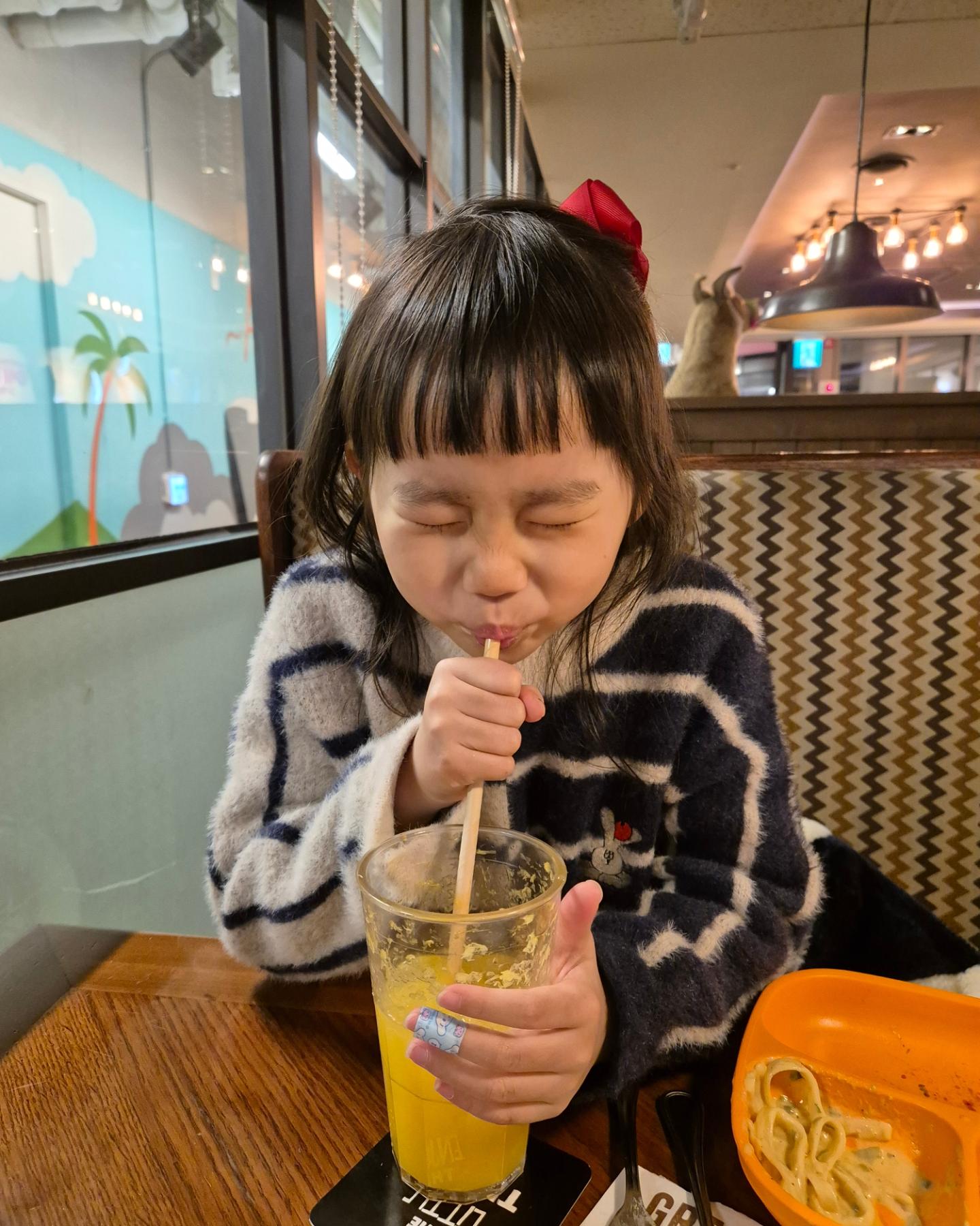탄산의 맛을 알게 되어버린 다온이

평생 콜라 안마신다더니 콜라 빼고 다 마시는 중
오렌지에이드 마시며 행복해하는 다온

#탄산음료 #에이드 #외식 #아웃백 #스테이크 #딸 #귀여워 #초딩