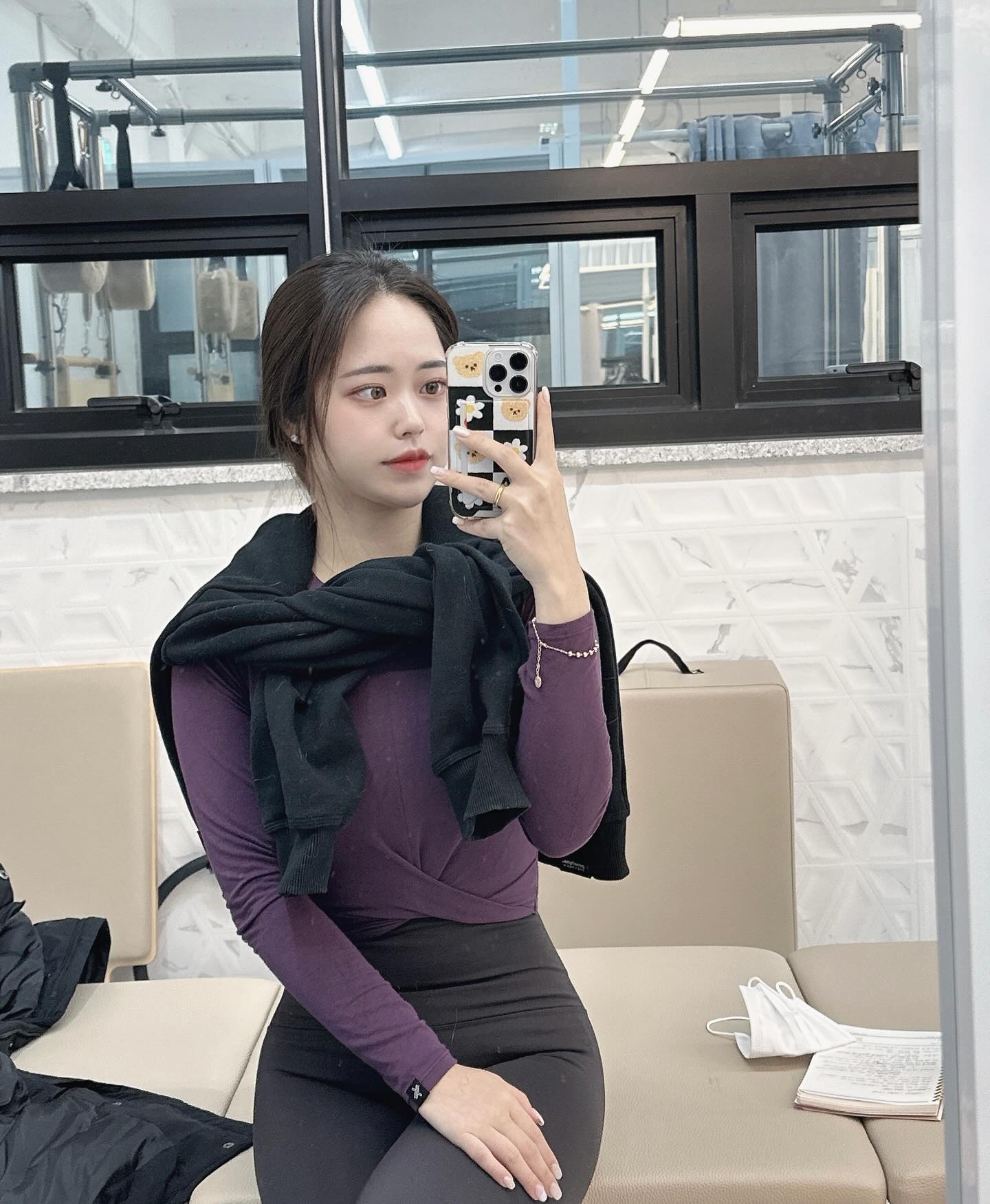 12월 필라 거울셀카 모음집✨
올해는 꼭 필라테스 프로필 찍어야지👊
마지막사진은 필라테스 초반 사진인데 확실히 살도 빠지고 승모근도 줄어든 느낌..!! 역시 남는건 사진뿐..🤣