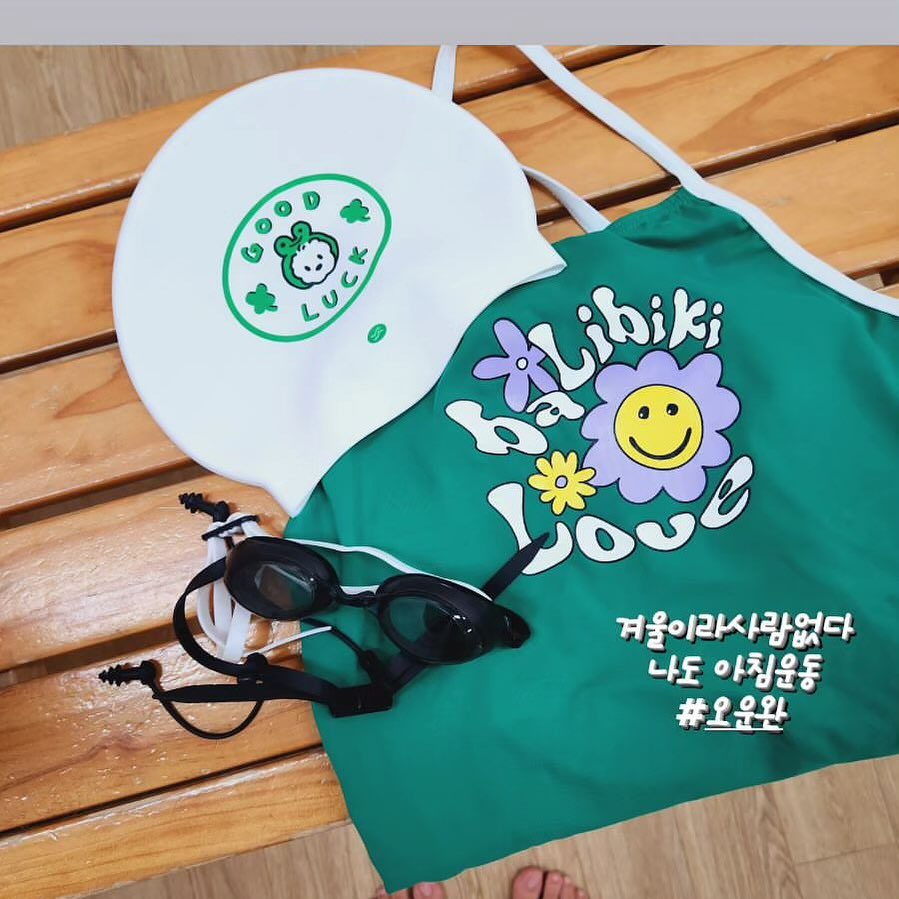수영은 #오운완 못해서 아쉽당
주6일 수영하는 나 어떤데 ㅋㅋㅋ

벌써 7개월째 수영중!
이제 접배평자 다 가능함 
아직 스트로크 몇번에 얼만큼 이라고 말 할수 없을 정도로 느리지만 단기 기록 꼭! 재봐야지 !!!! 
.
.
.
#수영복은젤튀면젤이쁜거라고배웠어요
#수모졸귀탱
#월화수목금토수영중🏊🏻‍♂️