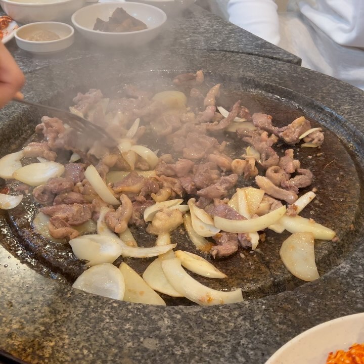 #광주생오리돌구이전문 #송파맛집 #거여동맛집 #거여동오리맛집 #송파오리고기맛집 #마천동맛집 #오리주물럭 #오리로스 #돌판구이 #먹스타그램 #맞팔해요 #좋아요

거여동 마천동 오래된 오리맛집 중 한 곳 💖🤞하얀주물럭이랑 오리로스 주문해서 맛있게 먹었다! 돌판에서 구워져 기름 쏙 빠진 오리구이 위에 미나리 가득 ~~ 😘💕소스도 간장 초장 둘다 잘어울린다! 배불러서 볶음밥을 못먹은게 아쉽지만 마무리로 누룽지를 주셨다 😮👍 너무 든든하게 잘먹었습니당 🤭🌷

🔎광주생오리돌구이전문
서울 송파구 거마로 45-3 거목빌딩