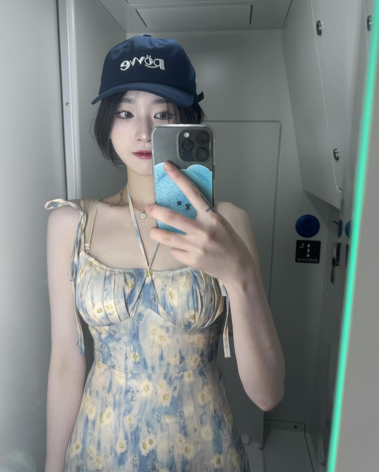 #광고 #협찬
뢰브-Logo cap❕
피그먼트 기법이들어가 모자의형태가 유지되어 너무 이쁘게 착용했어요!
텍스쳐감이있는 엠보자수 기법으로 더욱 트렌디해보이고 좋았답니다
챙이 길고 깊이감이 있어 누구나 얼굴이 작아보이게 착용할수있었어요
(참고로 저는 볼캡을 쓰면 옆광대가 튀어나와서 대두같이 보였는데 
뢰브 로고캡은 안그렇더라구요:)
남녀공용사이즈니 여름철 얼굴안타게 다들 겟겟!!!
#ROVVE #rovve_official #뢰브 #뢰브모자
#여름데일리룩 #볼캡코디 #볼캡추천