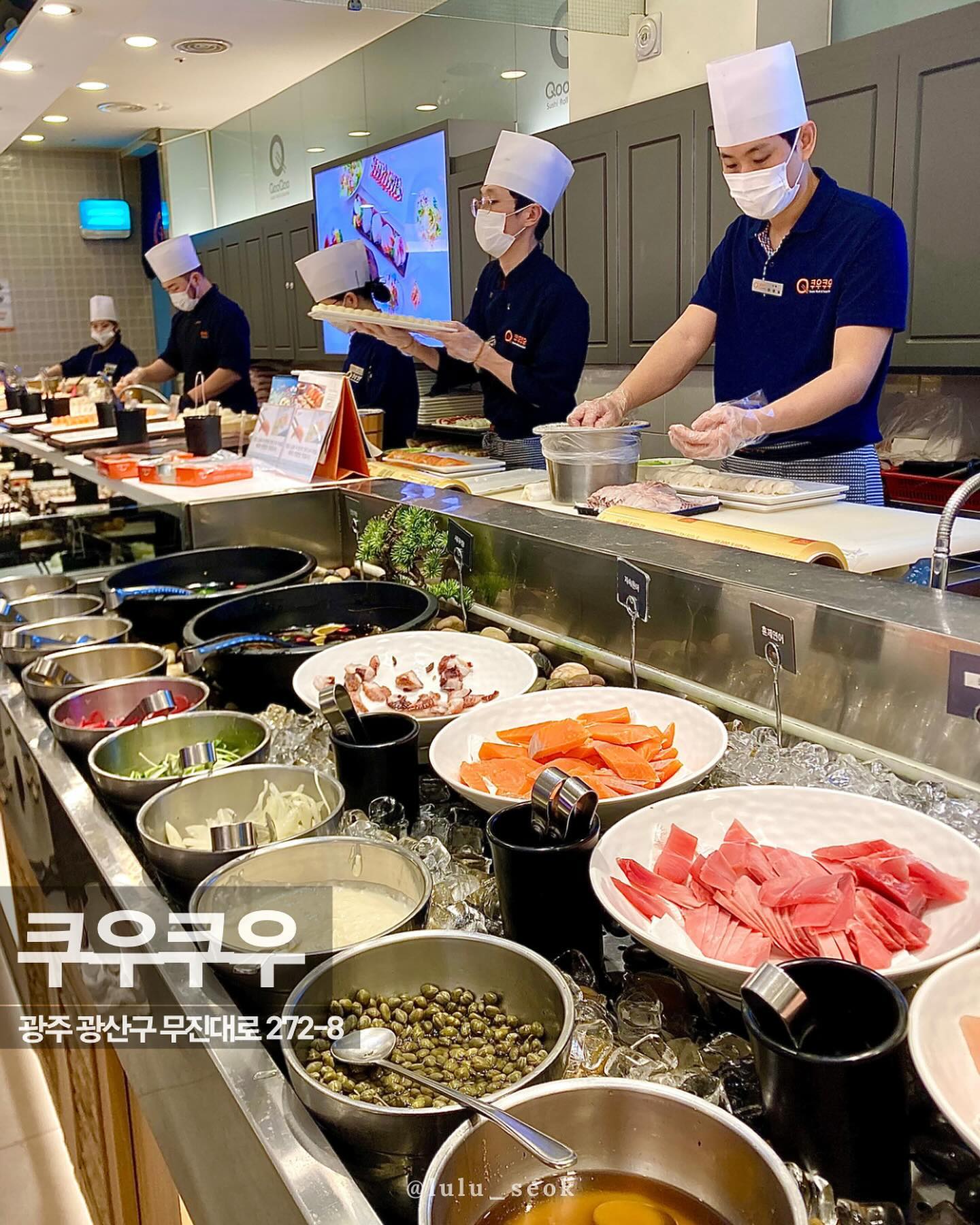 #협찬#광주광산구#하남동맛집#아이와가볼만한곳 
넓은 홀과 테이블로 단체모임 가족모임이 가능했던 곳 ǃ
다양한 초밥,디저트,음료수들로 
입맛대로 든든하게 식사가능했던 쿠우쿠우 하남점 🍣

아이들이 좋아할만한 놀이방까지 있어 
온 가족이 즐겁게 식사가능해요 ❤️‍🔥

🚙3시간 무료주차지원되니 주차걱정없이 식사가능해요

주말엔 웨이팅이 있을 수 있는 점 참고해주세요 𖤐

 #__쿠우쿠우광주하남점 
📍주소 광주 광산구 무진대로 272-8
📍시간 월-일 11:00-21:20
📍연락처 062-943-2225
예약, 단체 이용 가능, 무선 인터넷, 유아시설 (놀이방), 남/녀 화장실 구분, 유아의자, 장애인 주차구역

gwangju_qooqoo qooqoo_official