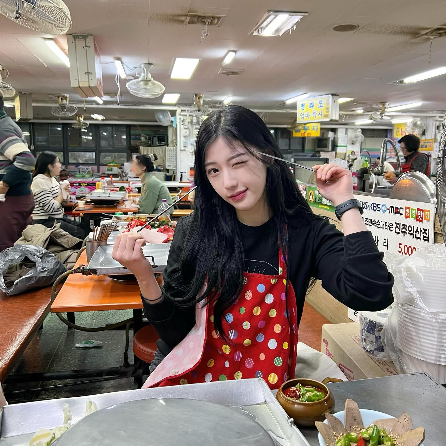 음식 기다리는 동안 가만히 못있음🤹🏻