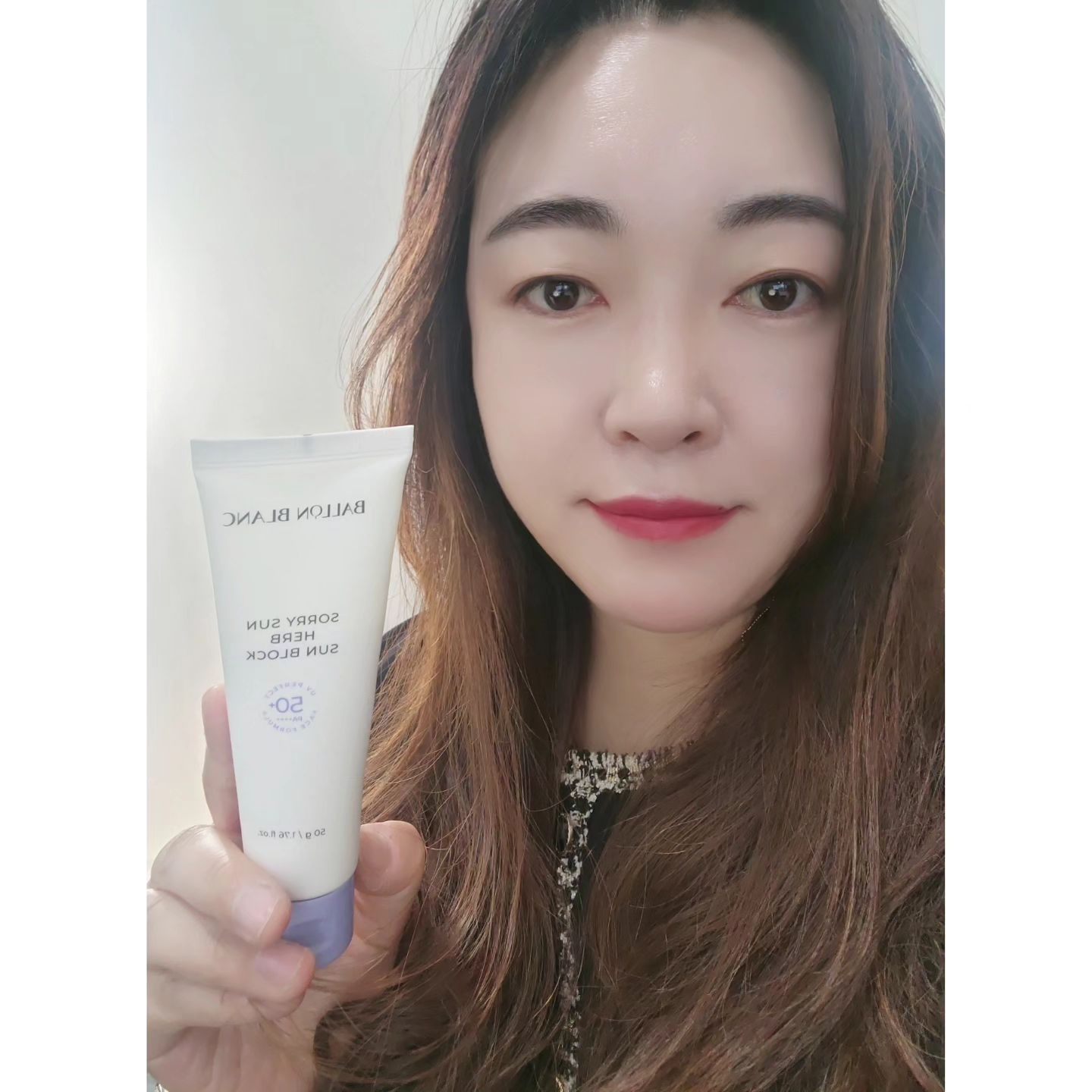 발롱블랑 제품 진심으로 애정하는 브랜드인데 선블럭도 콜라겐 세럼도 역시 최고다.

둘다 너무 좋아. 어쩜 이리도 제품을 잘 만들어내는지 👍

발롱블랑 제품은 민감한 내피부에 자극 전혀없고, 촉촉하면서도 끈적임 없는 사용감도 너무너무너무 맘에 든다.

이반에도 좋은제품 선물해주신 charisma_jm 인친님 너무너무 고마워요🥰 

.

.

#발롱블랑 #발롱블랑쏘리선블럭 #발롱블랑멀티콜라겐프리미엄세럼 #선로션 #선크림 #쏘리선블럭 #콜라겐세럼 #혀나의리뷰그램🌸 #혀나가써봤어🌸 #혀나뷰티 #선크림추천