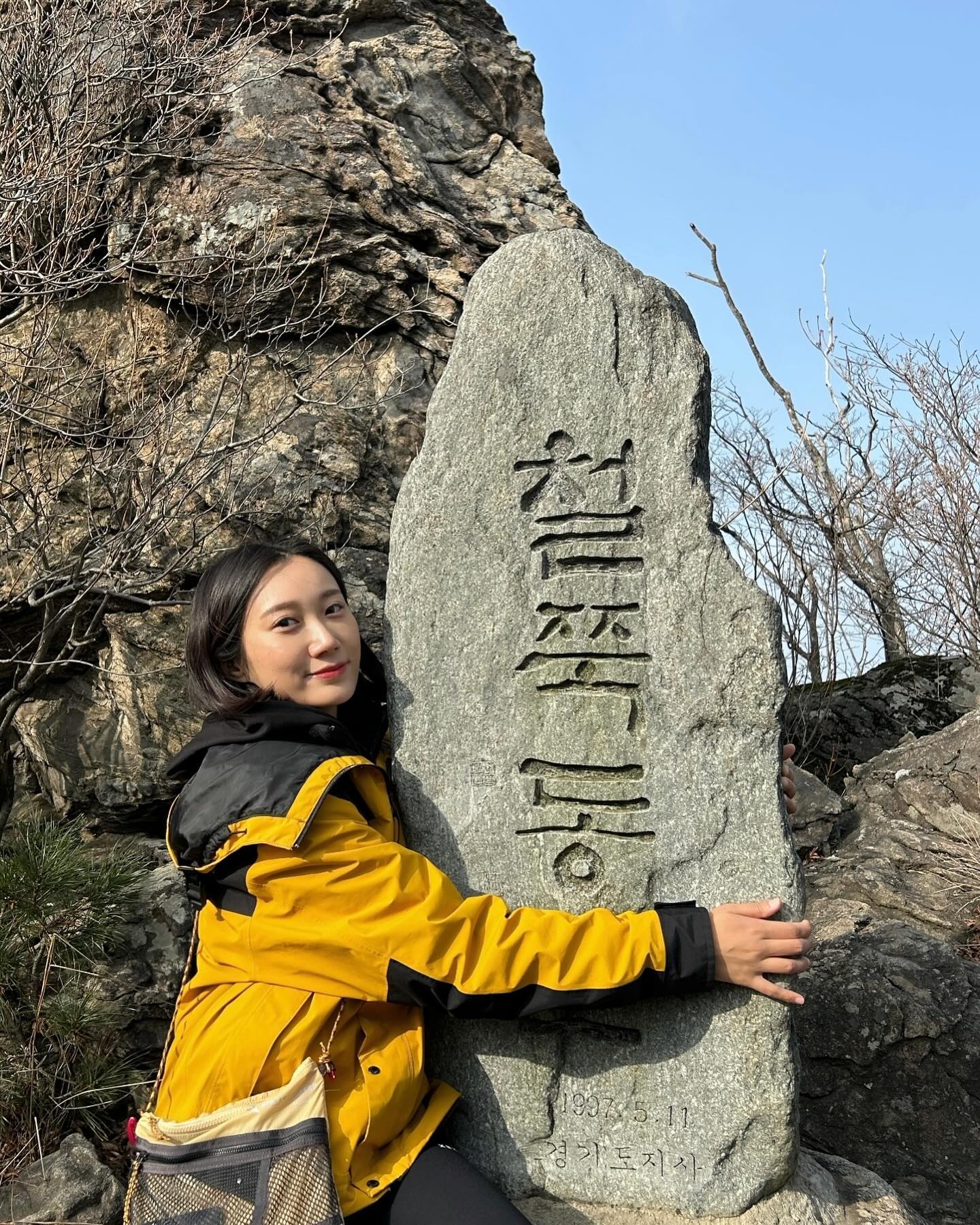 #민선_축령산

축령산에 가면 정상석을 세개나 볼수 있다?
축령산-서리산-철쭉동산까지 인증맛집
(은근슬쩍 철쭉동산도 정상석으로 끼워넣기🤣)

오르는 동안 내내 날씨가 비온뒤 흐림이어서
뷰는 보이는게 하나도 없었고 
사진도 많이 못찍었는데

그와중에 요즘 왜케 사진찍는 타이밍에
눈을 어찌나 감는지… 겨우겨우 건지는 사진들

그래도 유빈이오ㅏ함께라면 
늘 햅삐한 산행〰️〰️ 
나랑 80살까지 함께 산타줘 🤙🏻

-

⛰️ 남양주 축령산, 서리산

📆 산행일 23년 11월 23일

📍등산코스
주차장 - 수리바위 - 남이바위 - 축령산정상 - 서리산정상 - 철쭉동산 - 주차장

⏱️ 9.57km / 산행시간 5시간(쉬는시간포함)

🚘 축령산자연휴양림 입장료 1인 1000원

🚻 화장실 O

✅ 인증
블랙야크100대명산 플러스 (축령산정상석)

⚠️ 참고
낙엽때문에 미끄러운구간 있으니 등산스틱 필수
중간중간 암릉있으니 등산화,장갑 필수

#등산 #산스타그램 #등산스타그램 #평일등산 #가을등산 #축령산 #서리산 #철쭉동산 #연계산행 #힐링산행 #bac #블랙야크100대명산 #bac100대명산 #⛰️