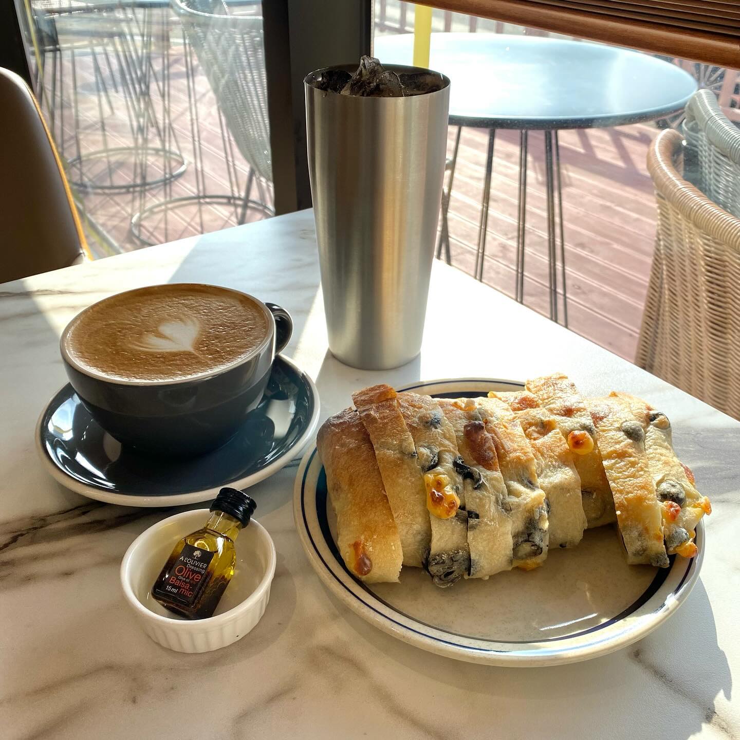 먹바니 강추 ‼️ 서산 치아바타 오픈런 맛집 썬라이즈 🌅
아가들 유치원 보내놓고 오픈런 하는
엄마들 픽이 찐맛집인거 아시죠 😊🫶🏻
치아바타 이렇게 큰거 보셨나요?? 속재료도 아낌없이 쓰심 
✔️올리브 치즈 치아바타 먹었는데
진짜 부드럽고 촉촉하고 •• 먹어본 치아바타 중 원탑 👍🏻
쪼끄만 발사믹도 주시는데 넘 기엽구 찰떡임미당 ㅎㅎ
맛있어서 엄마랑 종류별로 싹쓸이하니까
남자 사장님께서 가족분이 많으시냐고 😂😂 
엄청 친절하셔서 기분이 절로 좋아짐 ღ'ᴗ'ღ 
종류는 플레인, 할라피뇨베이컨, 무화과, 올리브치즈, 크랜베리 있구
할라피뇨랑 무화과도 집에서 먹어봤는데 짱맛 ㅎㅎ
여기 치아바타 맛보러 서산 올만한것 같습니다 ❤️
 
 
📍충남 서산 
🌅썬라이즈
 
🍞올리브치즈치아바타 5,000원 
🍞썬라이즈라떼 5,000원
🍞아이스아메리카노 4,000원
