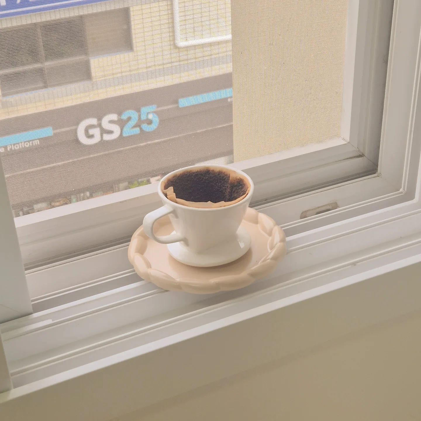 모처럼 쉬는 날
캡슐보다는 드립으로 ☕️ 

오늘 미세먼지 심한날이라 환기는
조금만 시켜보자구요!