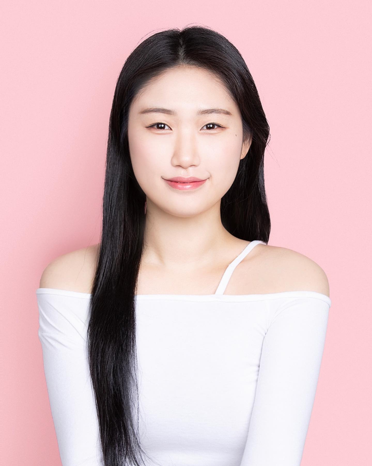 오랜만에 남기는 나의기록, 새해맞이 증명사진 찍고왔어요💗
컬러증명 예쁘다..💗

제가 자주 프로필을 찍는곳에서 증명사진찍고왔어요!
단발이후 증명사진은 처음인데 만족스러워요..!

배경지고 꼼꼼히 골라주시고, 의상고민도 같이 해주시구
보정해주실때 스몰토크도 너무 재밌었어요 ㅋㅋㅋㅋ
작가님 잘만나서 너무 다행👍

사진찍으면서 정말.. 다이어트를 해야겠다는 생각이..듭니다
아무래도 정면으로 찍고 보정을 덜 하다보니 
프로필사진이나 스냅사진보다 현실적으로 나와서 ㅋㅋㅋㅋ
제 얼굴에 현타온거있죠😂

더 예뻐지고 건강해지기위해 노력해보자..

저는 요걸로 민증사진 바꾸려구용! ㅎㅎㅎ
(단발일때 증사가 사실 너무 마음에 들어서 고민되긴했는데
  다음에 보여드릴게요!)

태그한계정에서 이벤트 많이하니까 사진찍으러 꼭 다녀오세요💗

📸피엔스튜디오 강남프리미엄점