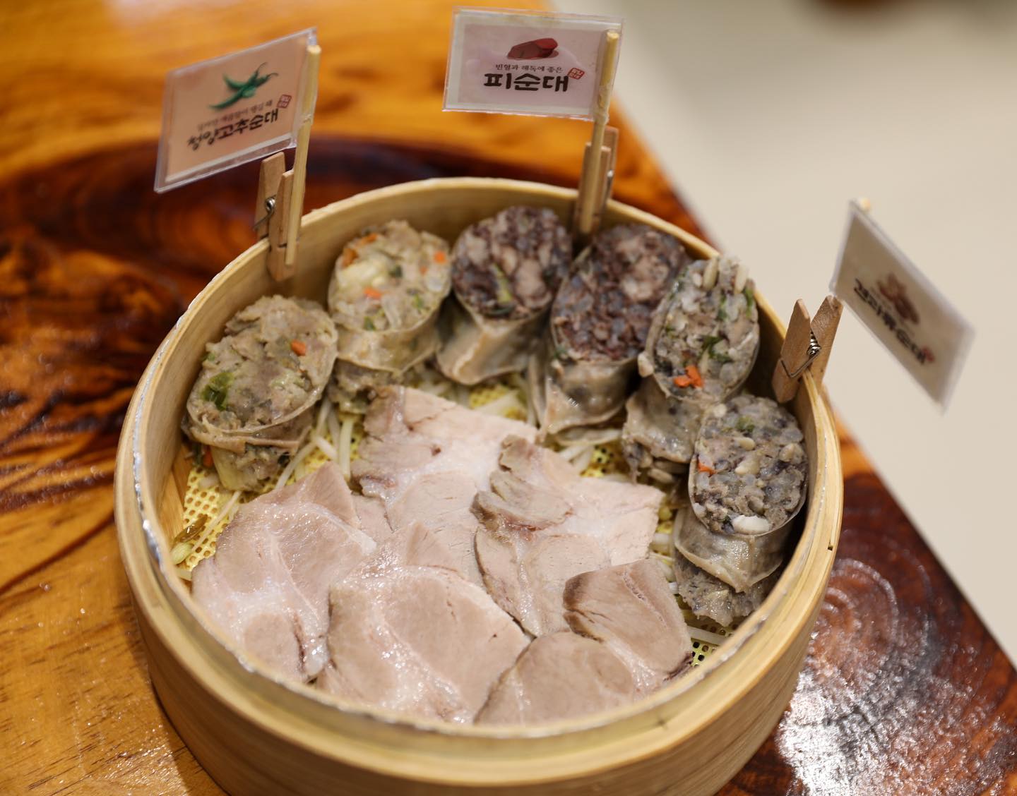 #수제순대전문점 #팔담순대 다녀왔어요💕
요새 초밥이나 한우오마카세가 유행인데 #순대오마카세 도 있다는사실❣️직장이 #김포 라 #김포맛집 꿰고있는 제가 추천하는#찐맛집 #순대국맛집 이예요💕💓
오마카세치곤 매우저렴하지만 맛은 매우 고급진 팔담순대는 순대뿐만 아니라 #순댓국 도 정말맛있어요😉
직원분들도 너무너무 친절하고 밑반찬도 정말 너무맛있고 주차도 편하고. . 암튼 팔담순대 정말 찐추천입니다
ㆍ
ㆍ
ㆍ
ㆍ
ㆍ
ㆍ
ㆍ
ㆍ

#오마카세순대#김포시맛집#장기동맛집#석모리맛집#다양한종류의수제순대#협찬#리뷰노트