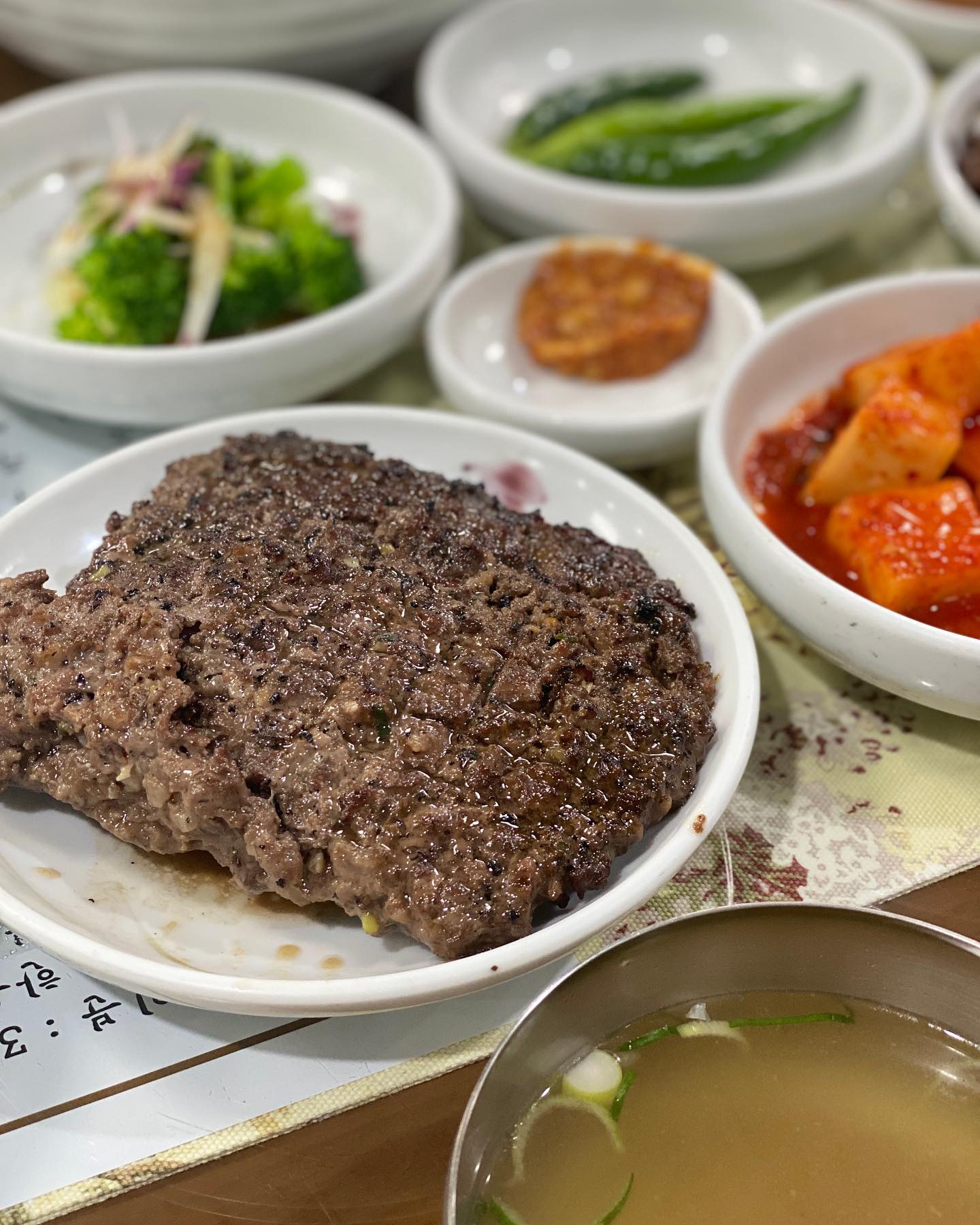 #떡갈비맛집 
.
오랜만에 올리는 피드가 음식이라니🫣 그런데 안올릴수가 없어요🤣
.
진짜 맛있어요 꼭 가세요! 
놀자숲 갔다가 검색해서 갔는데 깜놀했어요, 의정부 유명한 떡갈비집보다  더 맛남❤️ 여긴 다시 와야겠네를 중얼중얼 거리며 먹었다는 ㅋㅋ

제가 너무 잘먹으니 하나 더시킬까 물어보는데 더 시키자고 할뻔 ㅋㅋ 정말 싸오고싶었네요👍

양주쪽에 가시는 분들 꼭 드셔보세요! 갈비탕보다는 떡갈비를 강추합니다!!! 👍👍👍
.
#양주맛집
#놀자숲맛집
#예지원