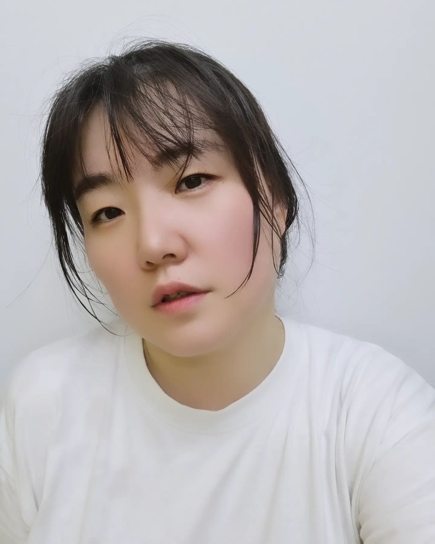 .
분명히 어제는 멀쩡했는데 오늘은 꼬라지가...ㅠ
갑작스런 소나기에 집에갔더니 창문 열려서 물난리나고, 수습한다고 정신없고.
입었던 옷은 비바람에 시스루되고. ㅋㅋㅋㅋㅋ
다녀오니까 해가 쨍쨍한거 뭐니?!!!
아오 열받아!!

#생쥐꼴 #그지꼴 #피폐함