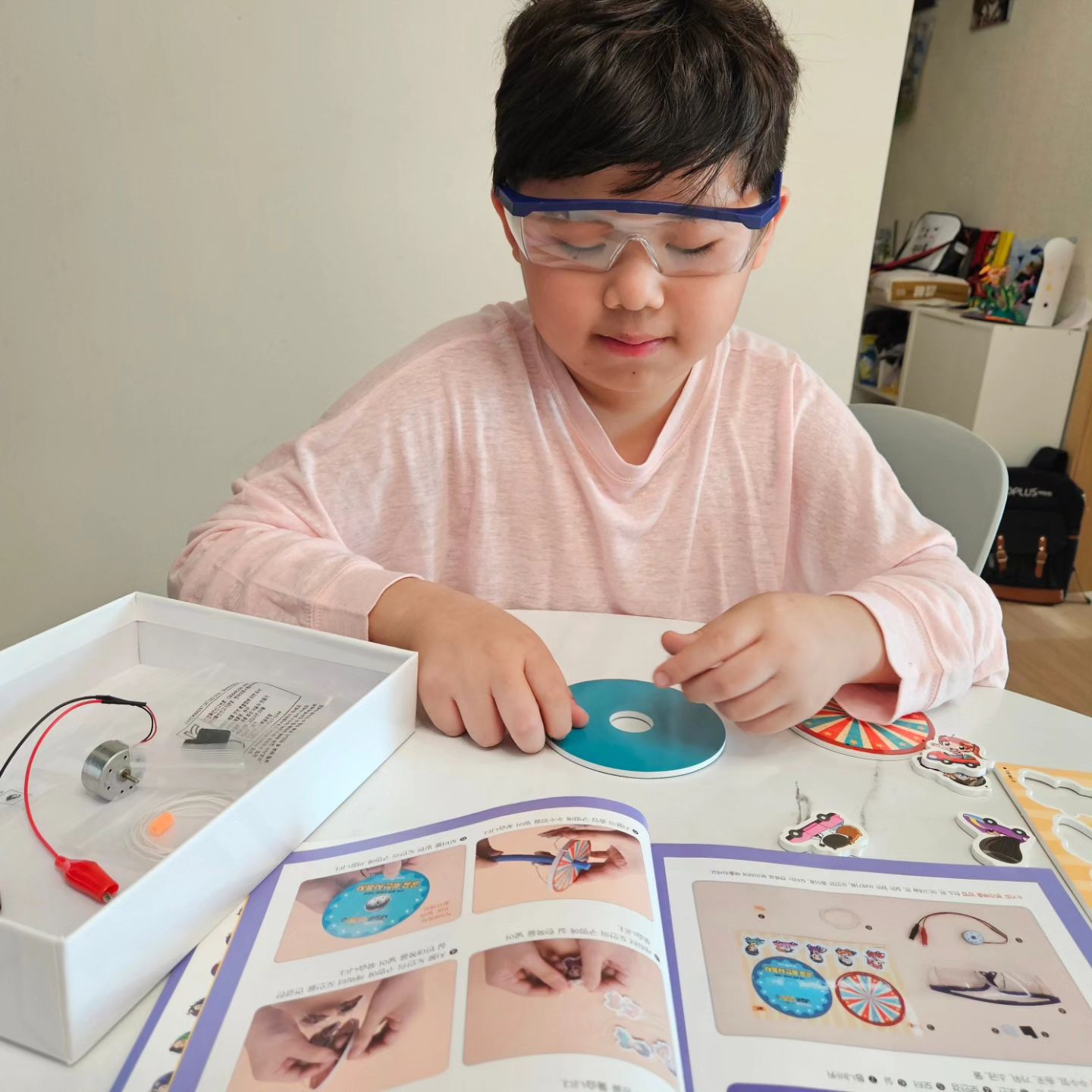 📚독서기록

실험키트가있어서 더재밌어하는 <내일은실험왕2>
오늘은 수소에너지에대해 배우고 직접 실험해본 주말
진짜 과학자가된듯 뿌듯해하던 너의모습😊

그래서,수소자동차 사줄거니?ㅋㅋ
.
.
.
#과학만화 #내일은실험왕 #미래엔아이세움 #북스타그램 #독서그램