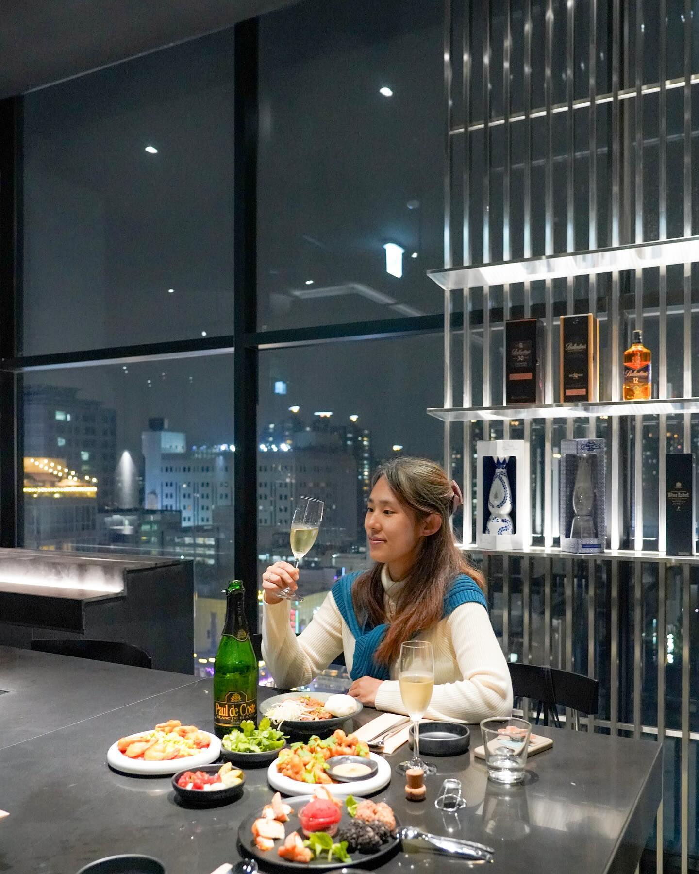 오랜만에 women’s day 🫶
됴와하는 사람들과 분위기 됴은 bar에서 와인 마시는 나 어떤뎀? 🥂

언니 추천으로 갔는데 세상에나~
여기 야경 무슨일!?
야경을 배경으로 🍹한 잔 하니 내 기분 마치 방콕이나 홍콩 그 어디즘인가 🥰

안주류 가성비 너무 좋은데 맛있기까지 👍
앞으로 인계동 모임장소는 무조건 여기닷 ♥️

📋라온 아시안 다이닝 바
한식과 아시안 음식을 베이스로 한 다양한 메뉴와 주류를 즐길 수 있어욤~
📍나혜석거리에서 가장 높은 우성타워 11층
🕕18:00-01:00 / 금,토 18:00-02:00 (월요일 휴무)
☎️031-222-8229
✨테라스에 펫존, 스모킹존 있음

#아시안다이닝바 #인계동와인 #인계동술집 #인계동야경맛집 #수원다이닝바 #인계동데이트 #인계동루프탑 #인계동한식주점 #인계동모임장소