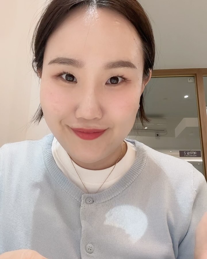 #협찬 

저는 평소 피부 화장을 두껍게 하지 않아서
베이스는 톤업 선크림을 바르거나 
촉촉한 선크림에 쿠션으로 살짝 잡아줍니다
그리고 기미 잡티는 얇게 커버해주는데,
개인적으로 커버할 때 밀착력이 좋은 펜슬을 선호합니다!
가끔 애교살을 만들기도 하지요 😊

그래서 요즘 제 파우치 애정템은 바로! 

✅ 루나 NEW 소프트 포뮬라펜슬
- 클라우드 : 맑은 베이지 컬러라서 활용도가 높아요

1. 브러쉬가 없어도 기미 잡티 감쪽 커버
- 커버할 부위를 슬쩍 쓰다듬어준다는 생각으로 터치 

2. 깔끔한 인상을 좌우하는 브로우 라인 정리를 쉽게 
- 브로우 하단 라인 특히 잘 잡아주세요
  개인적으로 옛날에 해서 살짝 남아있는 눈썹 문신
  커버 하느라고 자주 써요

3. 부드러운 발림성으로 피부자극이 적음
- 미끄러지듯이 발라지고 밀착력이 좋아요!

4. 애교살도 만들어주는 만능템
- 웃었을 때 애교살 라인을 터치
  그리고 눈 바깥쪽으로 살짝 풀어주기
 (안쪽으로 하다보면 오히려 눈이 답답해보일 수 있으니 주의)

#뷰티스타그램 #뷰티블로거 
#루나 #Luna #루나소프트포뮬라펜슬