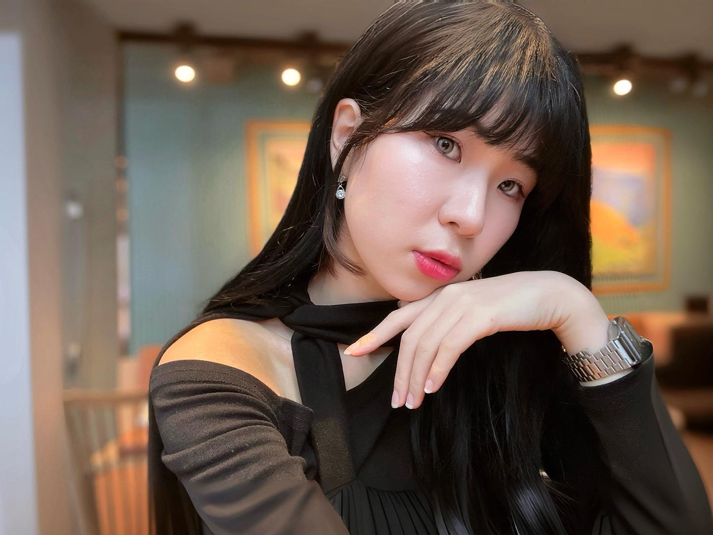 #협찬 계속 똑같은 머리는 지루하잖아?
#픽앤웨어 wigs_picknwear hello_picknwear 

—

단발머리가 스멀스멀 질려오던 찰나에
가발 브랜드 ‘픽앤웨어’의 구원을 받아
한동안 긴머리로 변신해 볼 수 있었어요.

픽앤웨어의 제품 중 ‘U자 반가발 씨컬펌(블랙 컬러)’를
🌟약 한 달 정도🌟 착용을 해 본 후기를 들려 드릴게요!

☝️가발 착용이 처음인 데다가 ✌️손재주가 없어서
처음 반가발을 마주했을 때는 당혹스러웠어요.
그런데 “이게 웬걸?” 유튜브의 착용법 영상을 보고
혼자서 몇 번 따라해 보니까 자연스럽게 변신 성공!

많은 비용 들지 않고 손쉽게✨
헤어 변화를 연출할 수 있어 좋더라고요.
붙임머리 하면 시간도 돈도 엄청나게 깨지는데
픽앤웨어 반가발 하나면 기분에 따라 긴머리도, 단발머리도
원하는 대로 시시각각 스타일링 할 수 있어서 참 좋았어요.

베이비피스도 두 개나 챙겨 주시는 덕분에
앞뒤 양옆 티 안 나게 긴머리로 변신이 가능했어요.
친구들도, 가르치는 학생들도 전부 이야기하기 전까진
가발이라고는 전혀 생각지 못하더라고요 🤭💕

가발 전용 에센스, 브러시 등 무엇 하나 빠짐없이
세심하게 챙겨서 배송해 주시는 ‘픽앤웨어’ 덕에
생애 첫 가발 착용기도 해피하게 마무리 ♪( ´▽｀)

여러분들도 ‘픽앤웨어’로 손쉽게 변신해 보세요!

#가발추천 #가발 #반가발 #반가발착용 #반가발후기 #픽앤웨어가발 #c컬펌 #헤어스타일 #긴머리스타일 #레이어드컷c컬펌