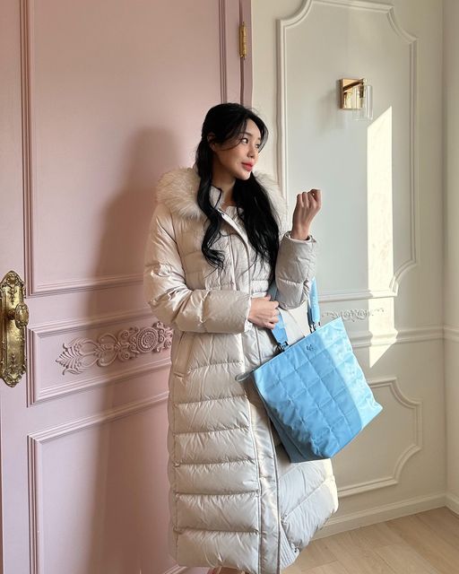 유하 YOOOOHA on Instagram: "#광고 x @agatha_korea_official
💎아가타💎리나일론 스퀘어 퀄팅 쇼퍼백 
퓨어 스카이블루 컬러 너무 예쁘쥬?

노트북 들고 다닐 일 정말 많은데 수납 공간도 넉넉하고 가벼워서 요즘 잘 메고 다니는 백이예유!

어느 코디에도 다 잘 어울리고 스트랩 부분 디테일과 
귀여운 아가타 로고까지 완벽한 그런 데일리백🫶🏻

소재는 은은한 광택의 나일론 느낌이 나는 리나일론 패브릭이라 밋밋하지 않고 입체적인 느낌이라 볼륨감있고
손잡이 부분은 부드러우면서 튼튼하더라고요! 

💎제품 정보 https://bit.ly/3DNpdH5
.
.
#AGATHAAPPAREL#AGATHAFASHION#RECYCLE#RENYLON#SHOPPERBAG#아가타#재활용소재#리사이클#리나일론#쇼퍼백#가방#아가타가방#아가타어패럴#아가타패션#koreangirl #korean #followforfollowback  #いいね #いいね返し #いいね返します #いいね返しは絶対 #フォロー #フォロー返します #いいね返し#인친 #ootd #오오티디 #kpop"